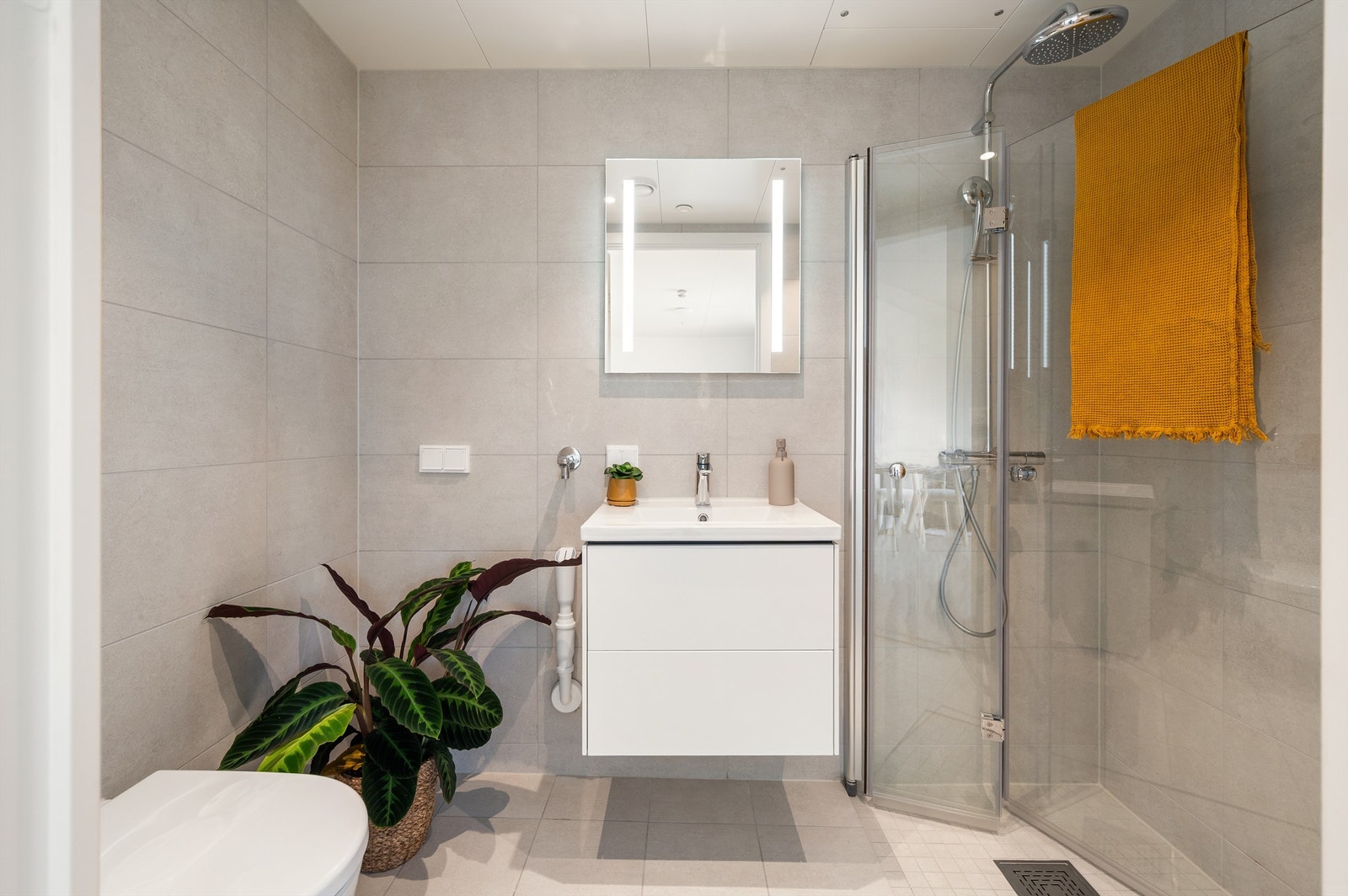 HYBEL: Badet til hybelen er av god standard med flotte fliser og opplegg for både vaskemaskin og tørketrommel Galleribilde