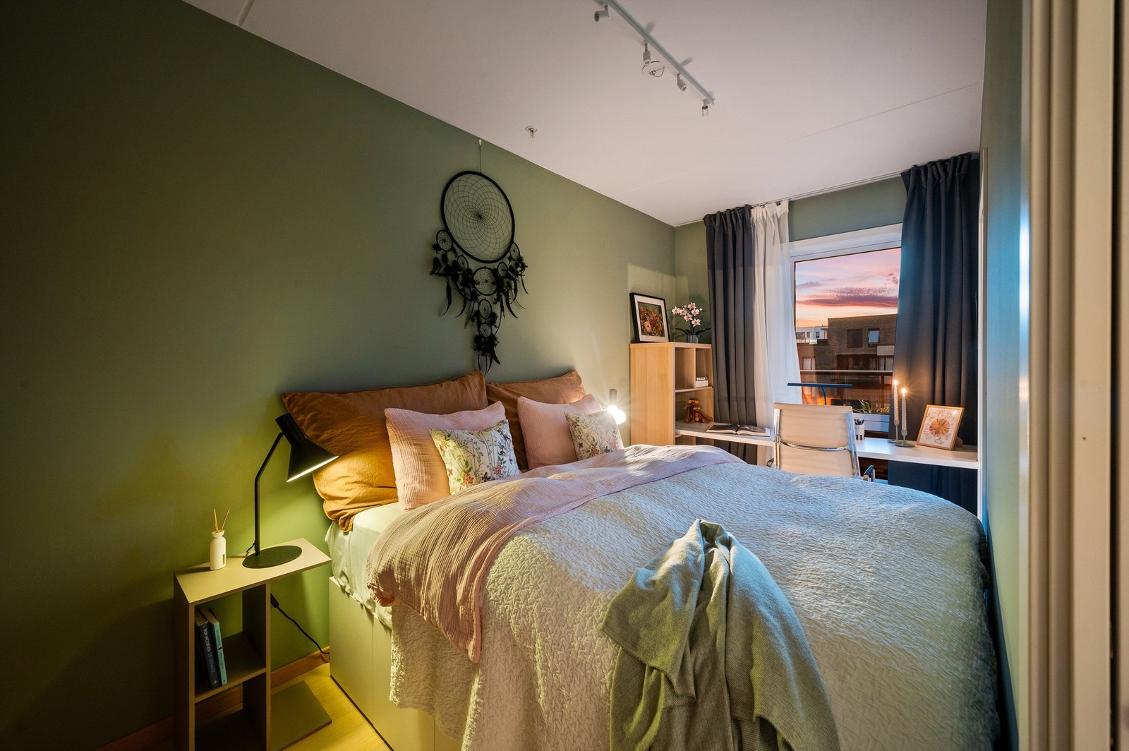 Hovedsoverommet er stort, malt i lun tone og har plass til alt man skulle trenge Galleribilde