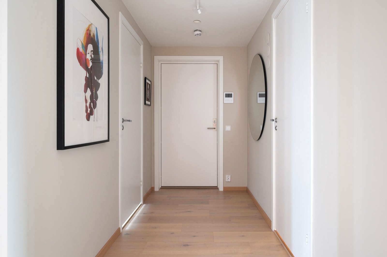 Entréen til hoveddelen er romslig og inviterende - eget callinganlegg til både hybel og hoveddel Galleribilde