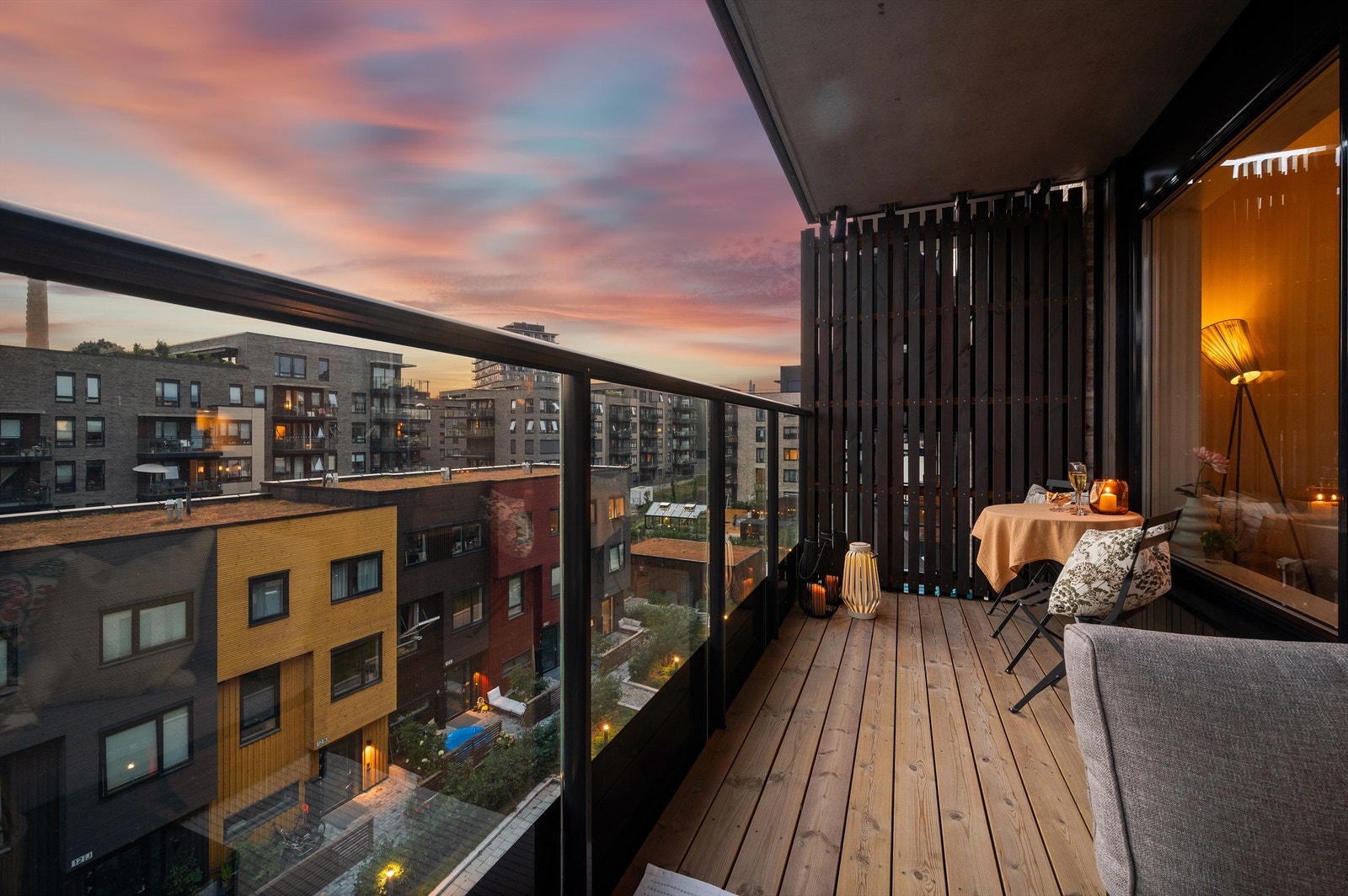 Balkongen vender i sin helhet mot vest og kan skimte med flotte solforhold Galleribilde