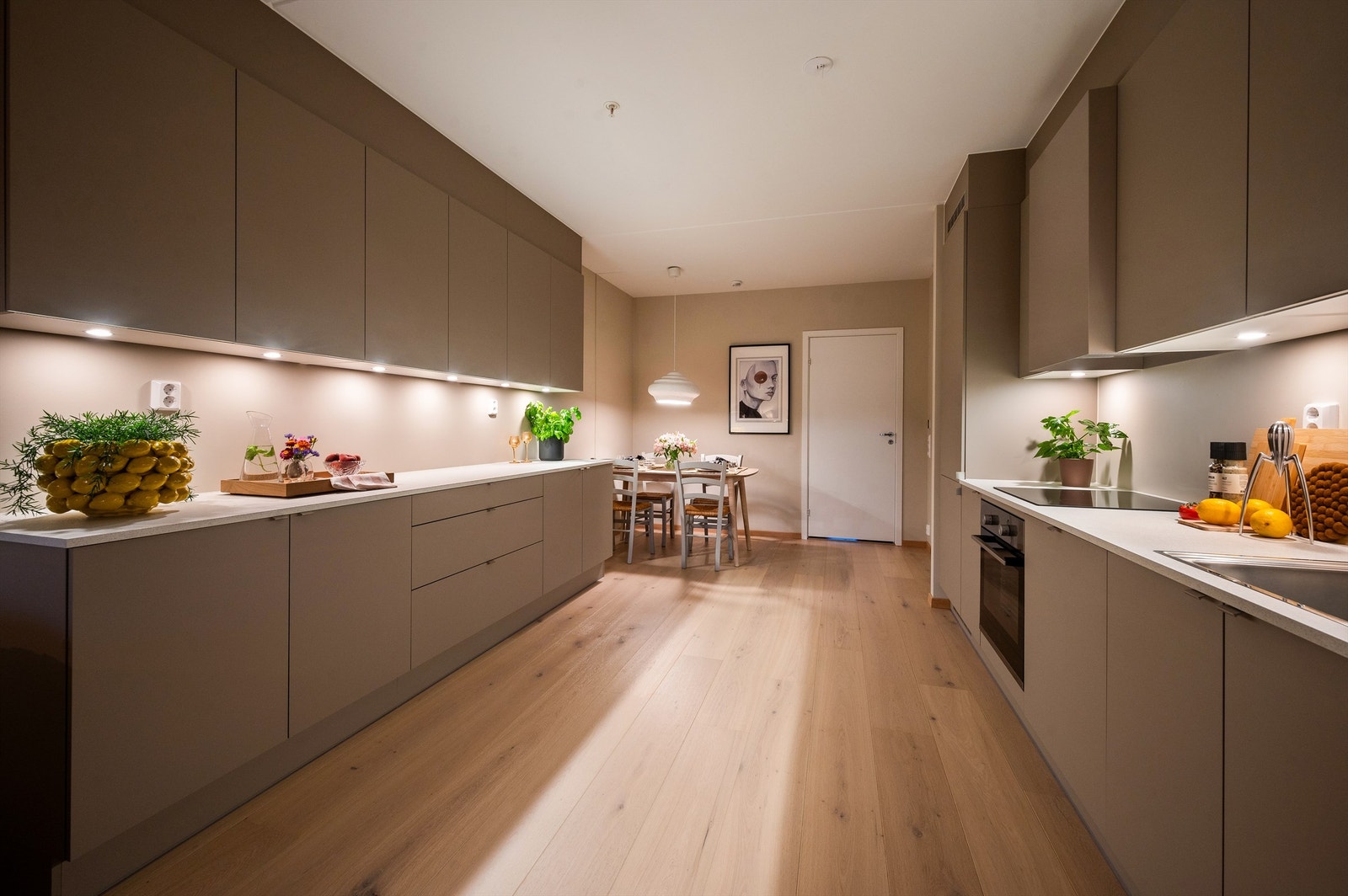 Hvitevarer som kjøl/frys, platetopp og stekeovn medfølger ved overtagelse Galleribilde