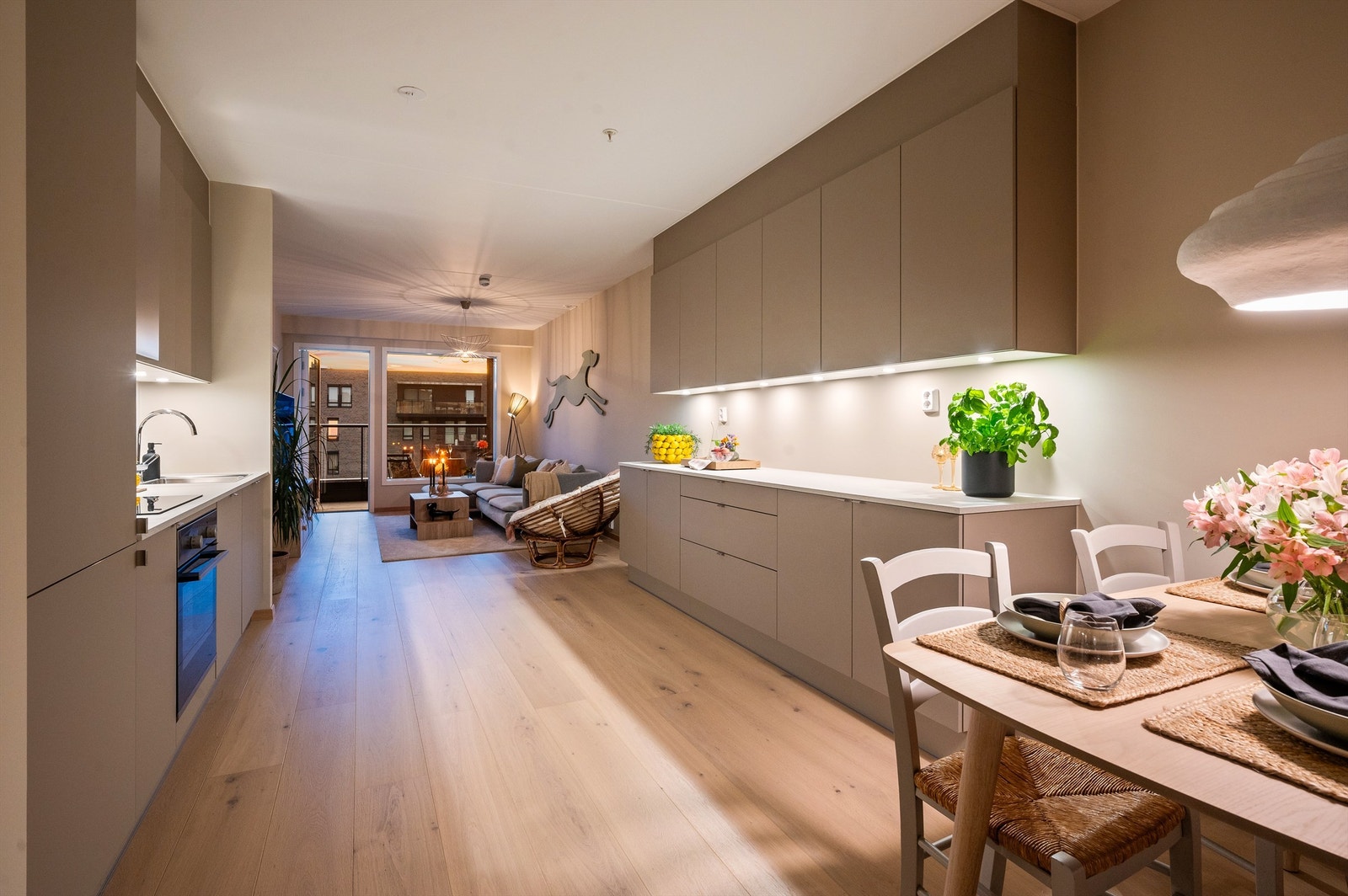 Et lekkert og moderne kjøkken fra Aubo i sosial løsning med stuen. Her er det nok av plass til oppbevaring og mye benkeplass for hobby-kokken Galleribilde