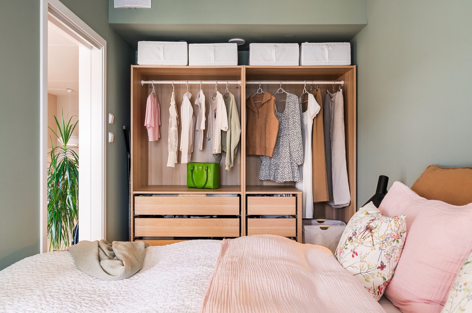 Garderobeskapet på hovedsoverommet medfølger Galleribilde