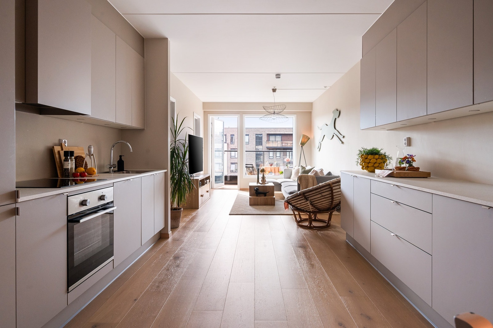 Den gjennomgående planløsningen bidrar med masse naturlig lys gjennom hele leiligheten Galleribilde