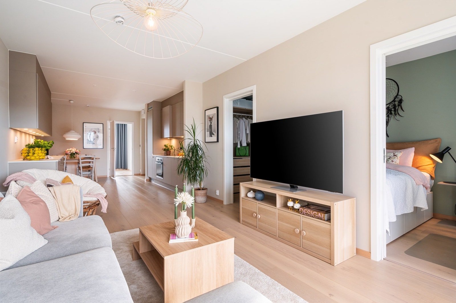 Planløsningen er gjennomgående. Enkelt å lufte nå som varmen fortsatt henger i Galleribilde