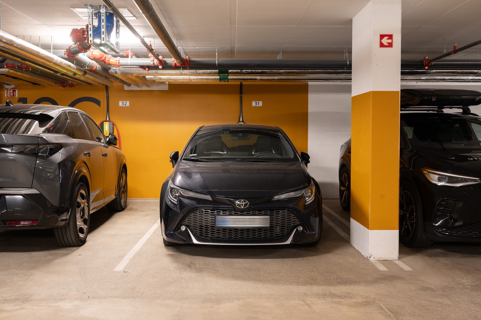 Garasjeopsjon på kroner 600.000,-. Det vil påløpe et administrasjonsgebyr til forretningsfører ved overføring av garasjeplass. Leiekostnader for garasjeplass kommer i tillegg (kr 150,- i følge eier) Galleribilde