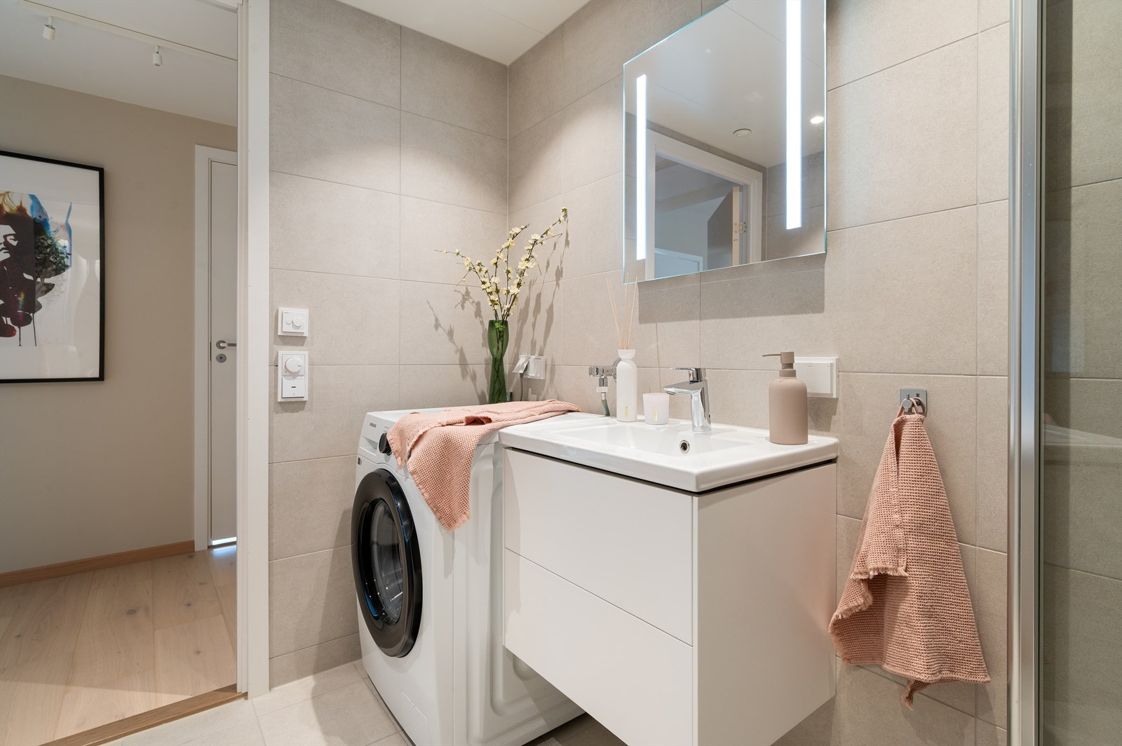 Her er det opplegg for både vaskemaskin og tørketrommel. Vaskemaskinen medfølger ikke ved overtagelse Galleribilde