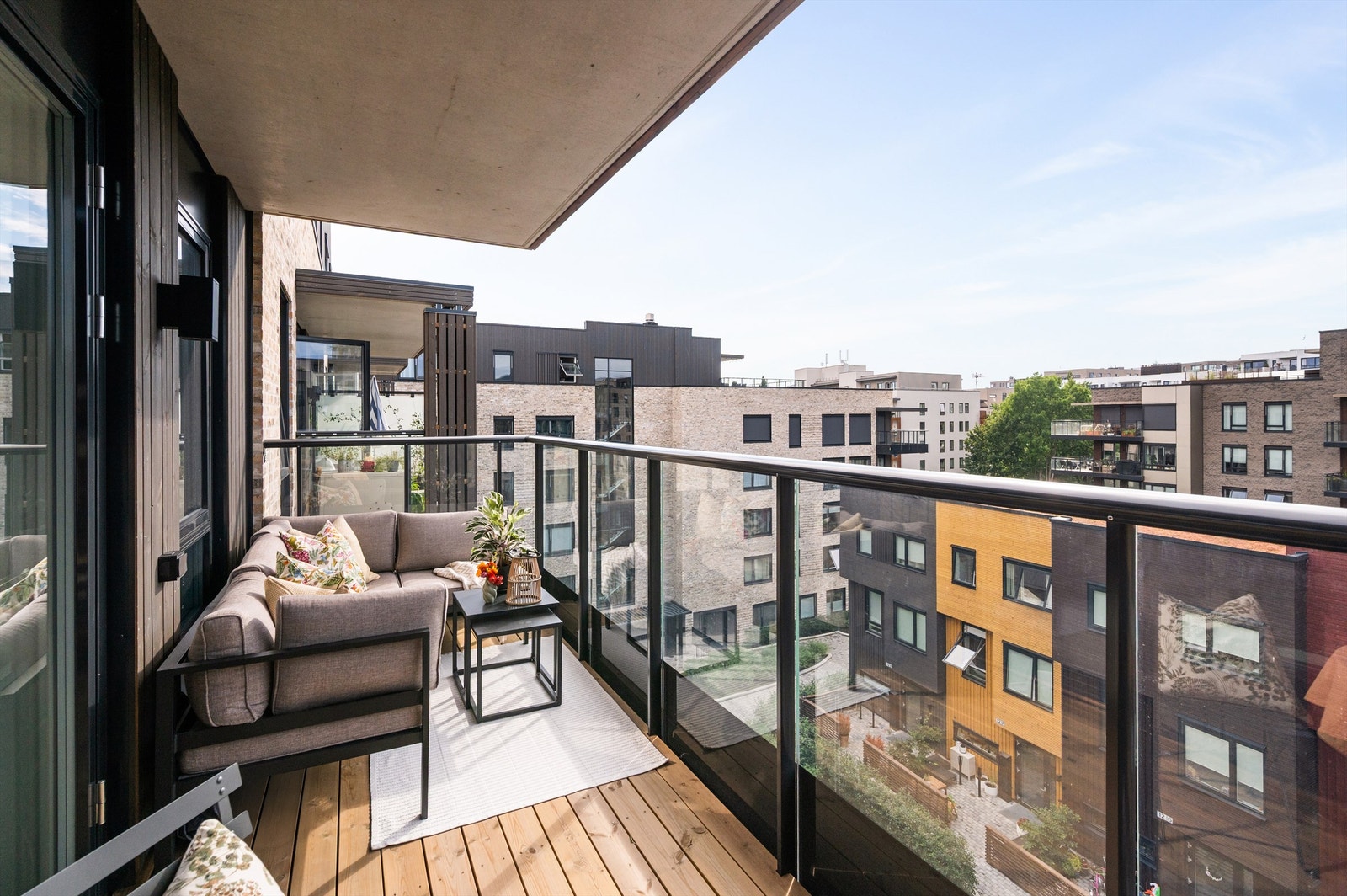 Morten Frølich v/Eiendomsmegler Krogsveen ønsker deg velkommen til lekre og moderne Gladengveien 12B! Foto: Peter Futo/Cool Pics AS Galleribilde