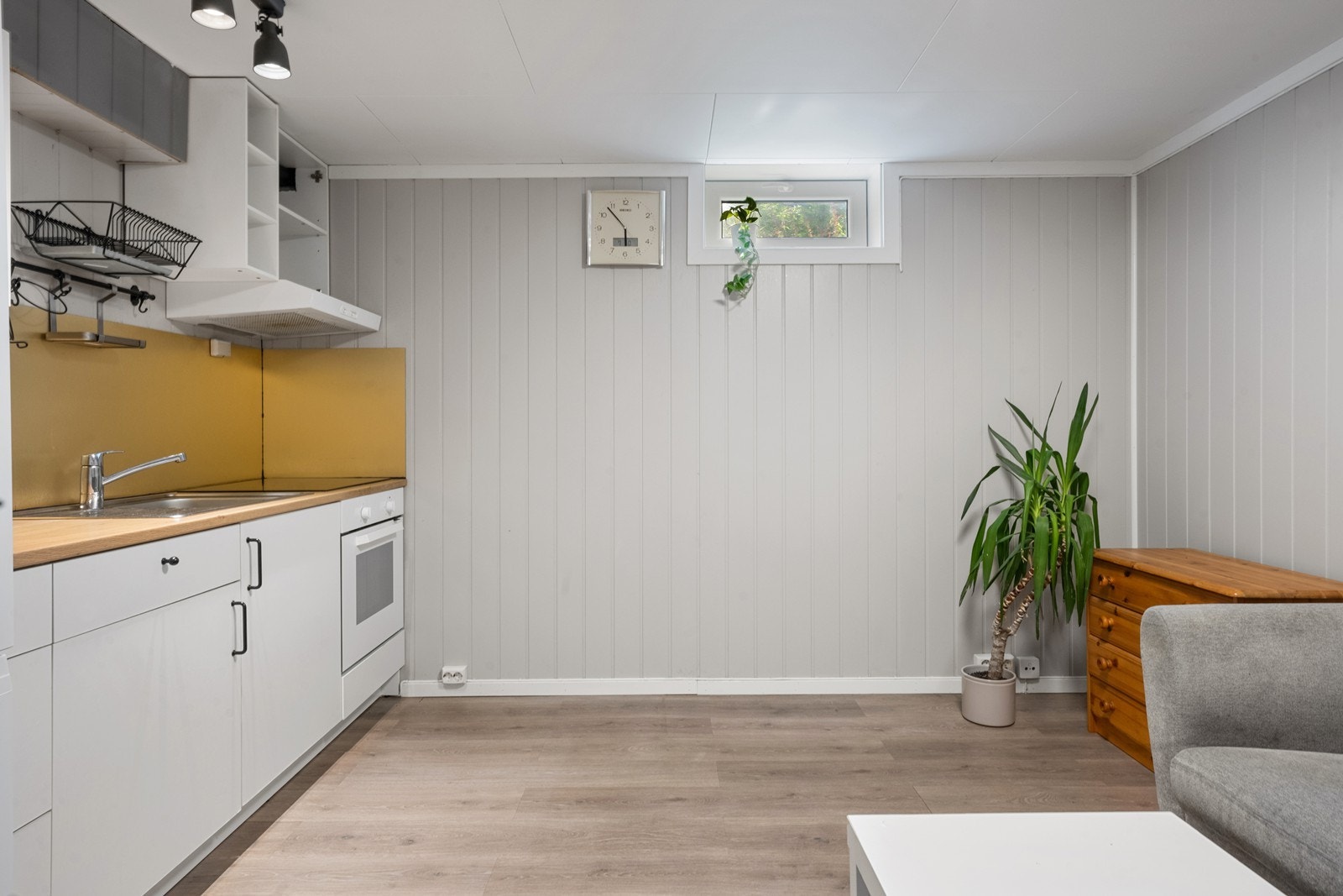 Kjøkkenet har slette fronter og laminat benkeplate. Integrert komfyr og platetopp, frittstående kjøl/fryseskap. Galleribilde