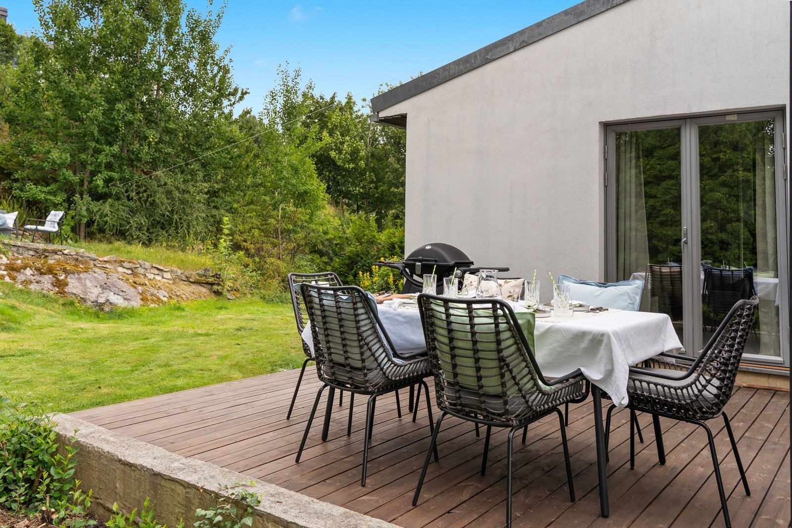 Markterrassen på hagesiden ble beiset i 2025. Galleribilde