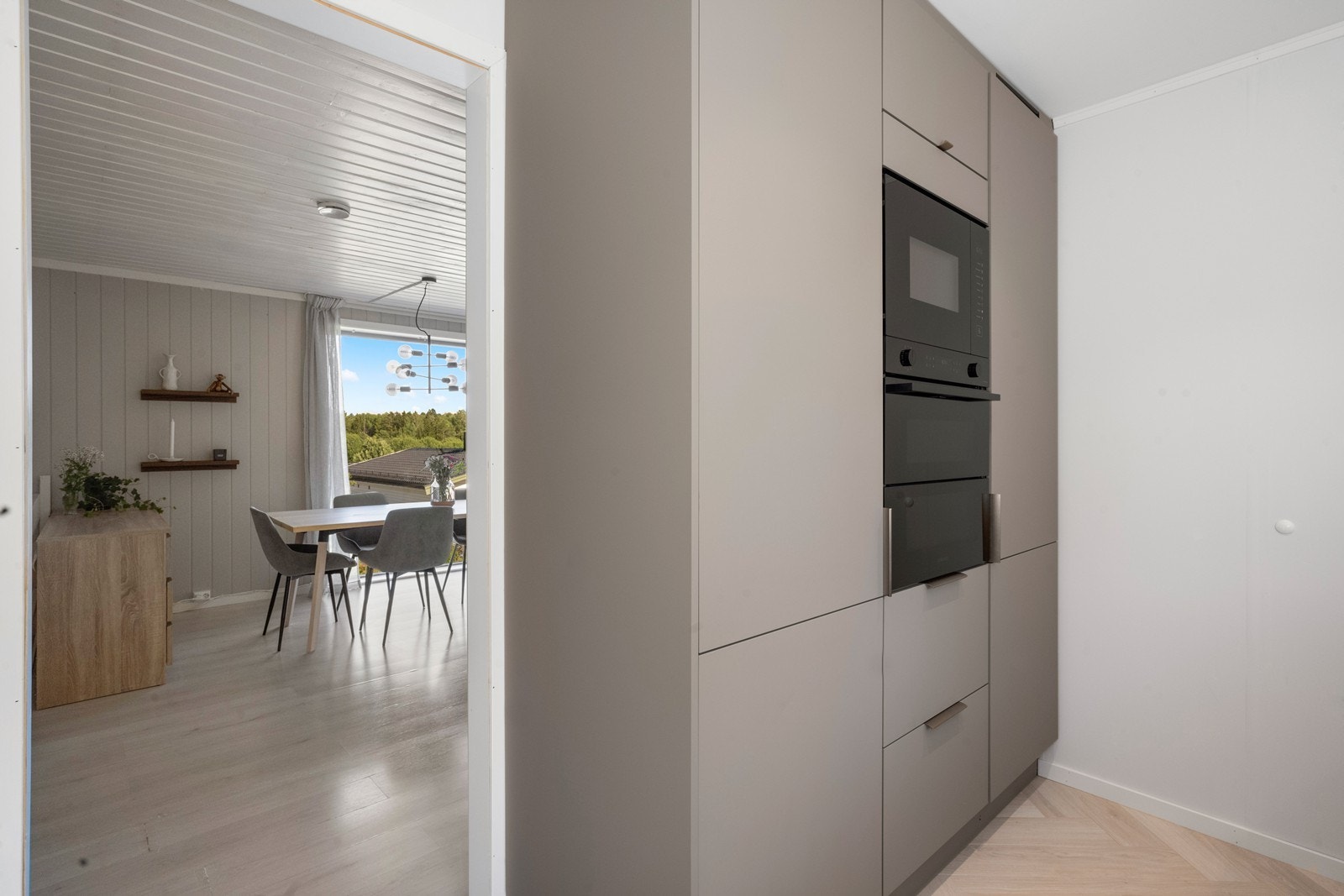 Kjøkkenet har en direkte tilknytning til stuen. Galleribilde