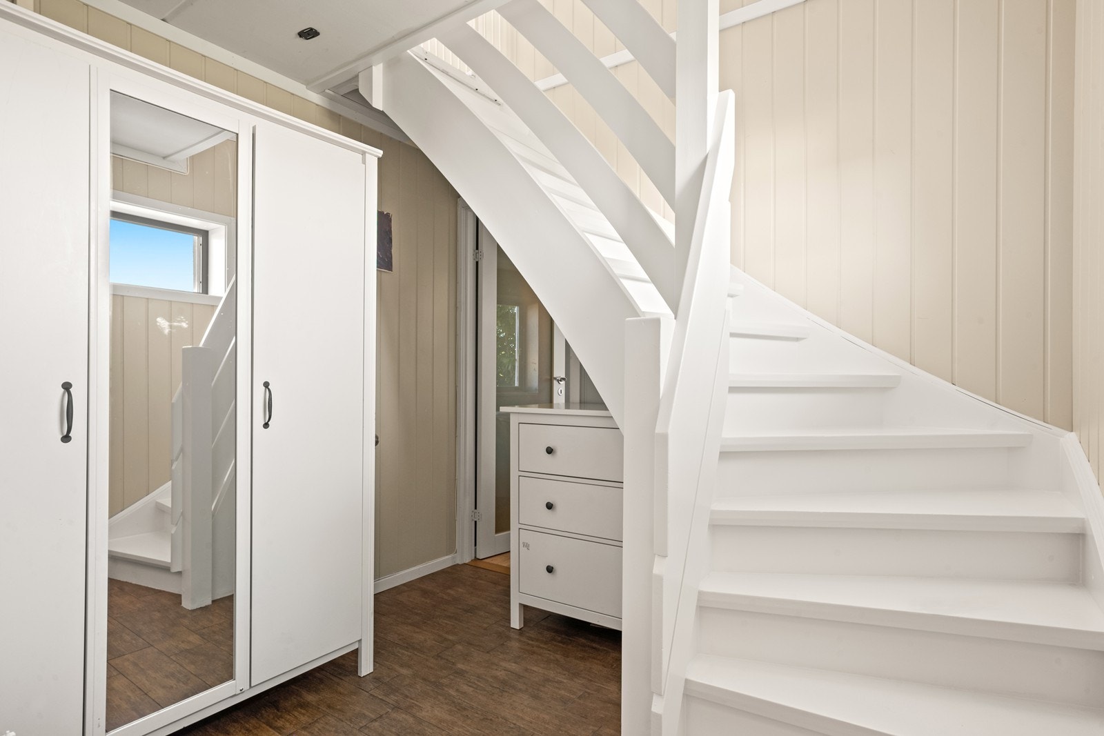 Velkommen inn til hoveddelen av boligen! Her har man en praktisk trappegang med garderobeskap. Trappen ble malt i 2025. Galleribilde