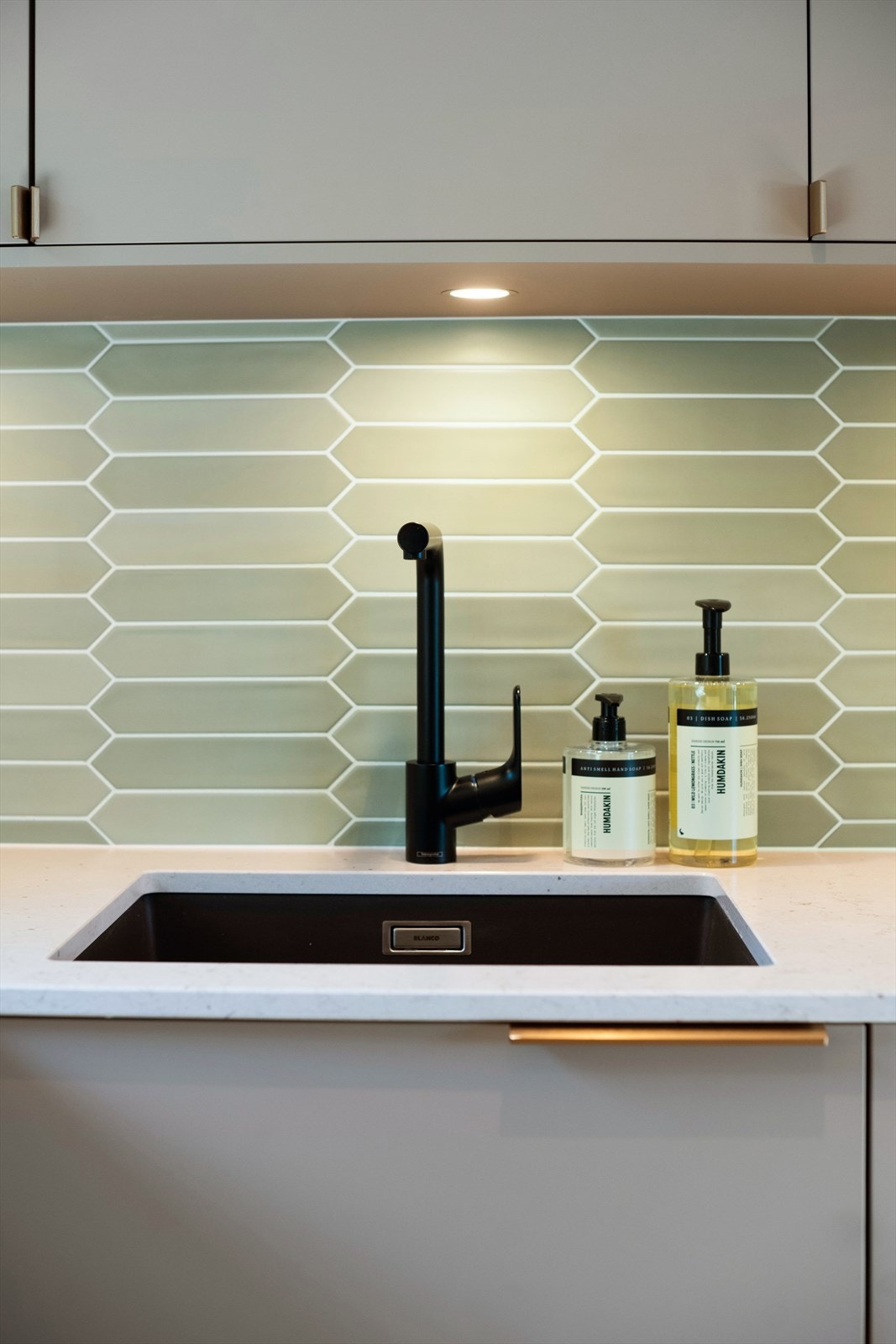 Det er underlimt vask og lekker benkeplate på kjøkkenet. Galleribilde