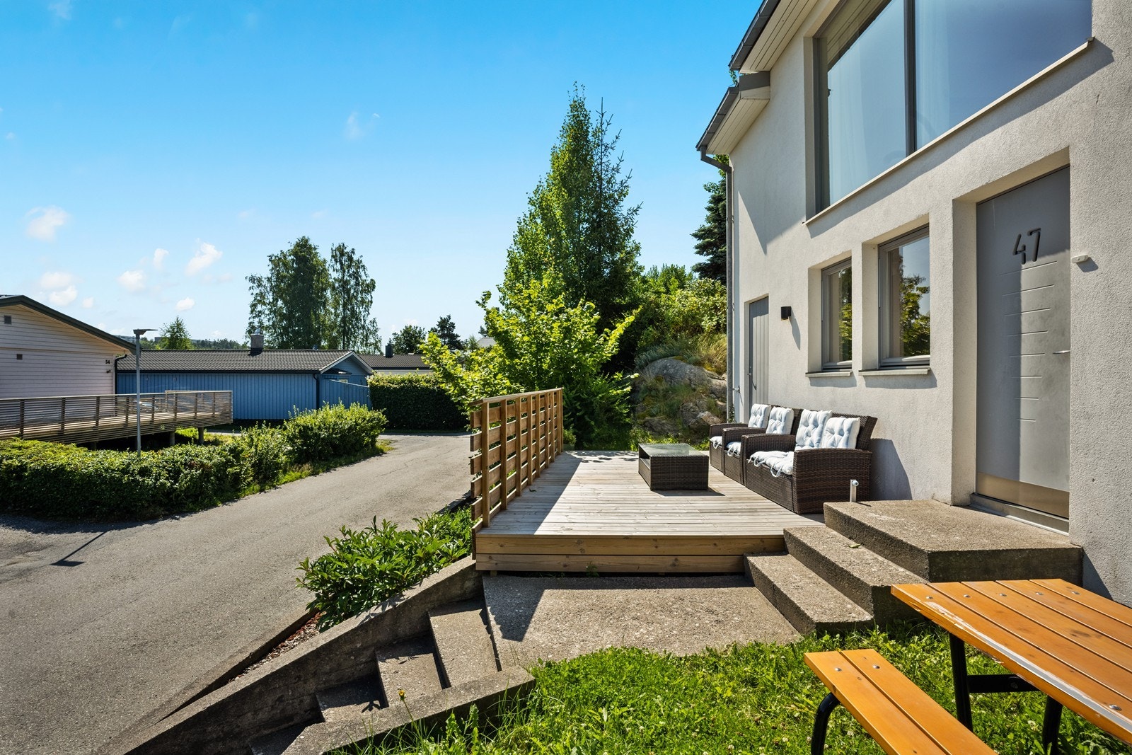 Ved inngangssiden har man en romslig markterrasse. Galleribilde