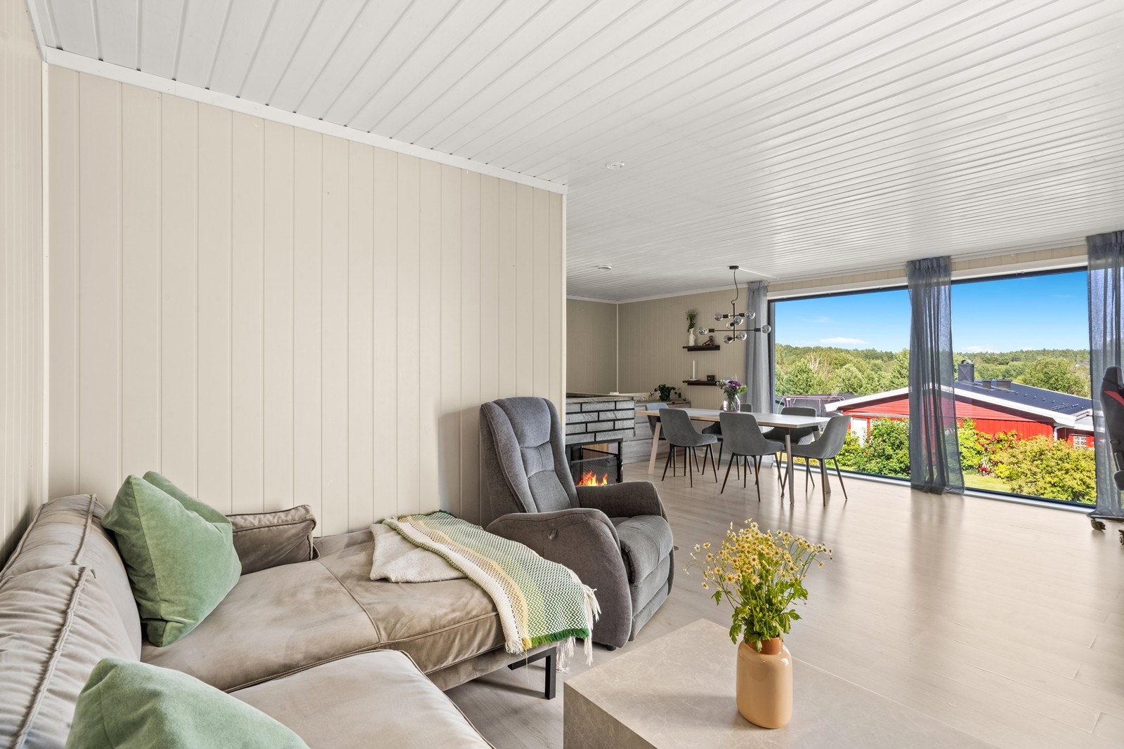 Lys og romslig stue i 1. etasje med store vindusflater. Galleribilde