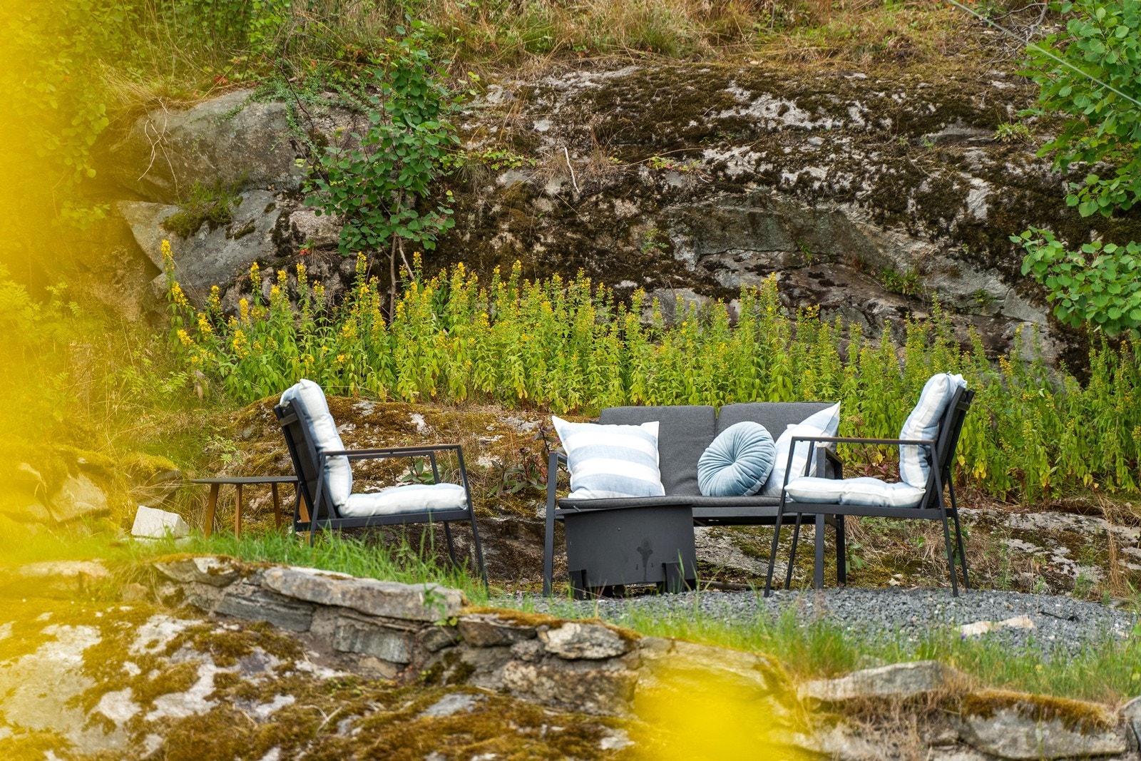 Tomten er frodig og har flere fine naturlige uteplasser! Galleribilde