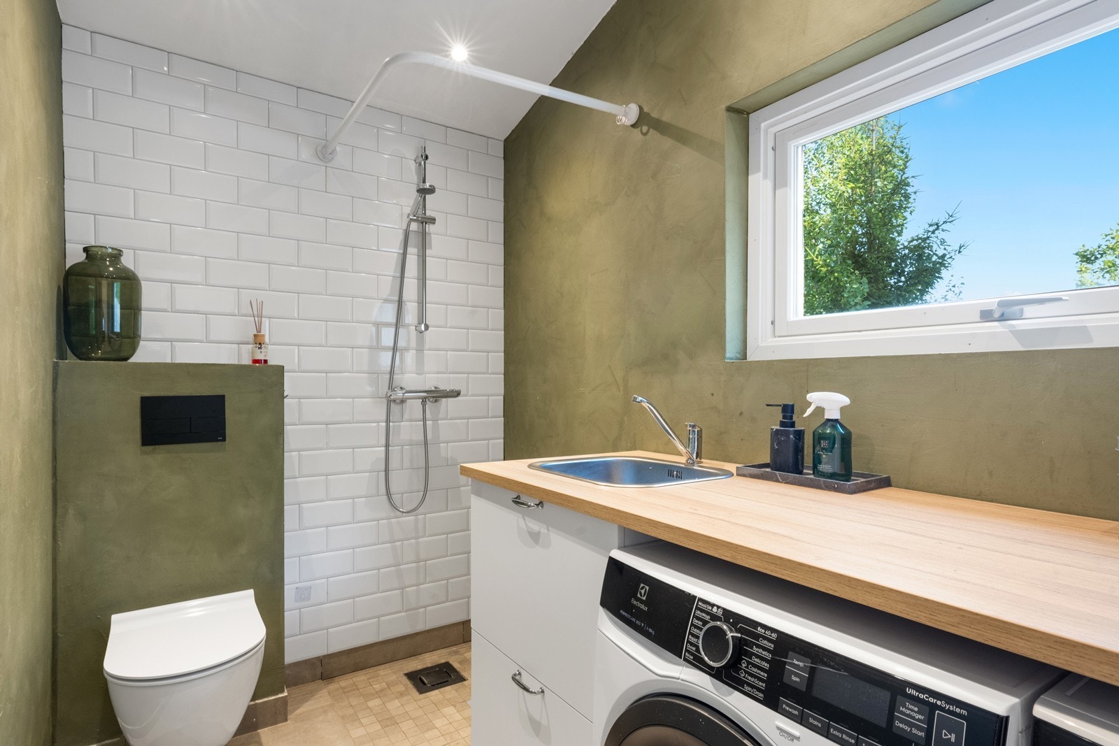 Bad/vaskerom i 1. etasje med utvendig adkomst fra terrassen ble bygget i 2017/2018. Galleribilde