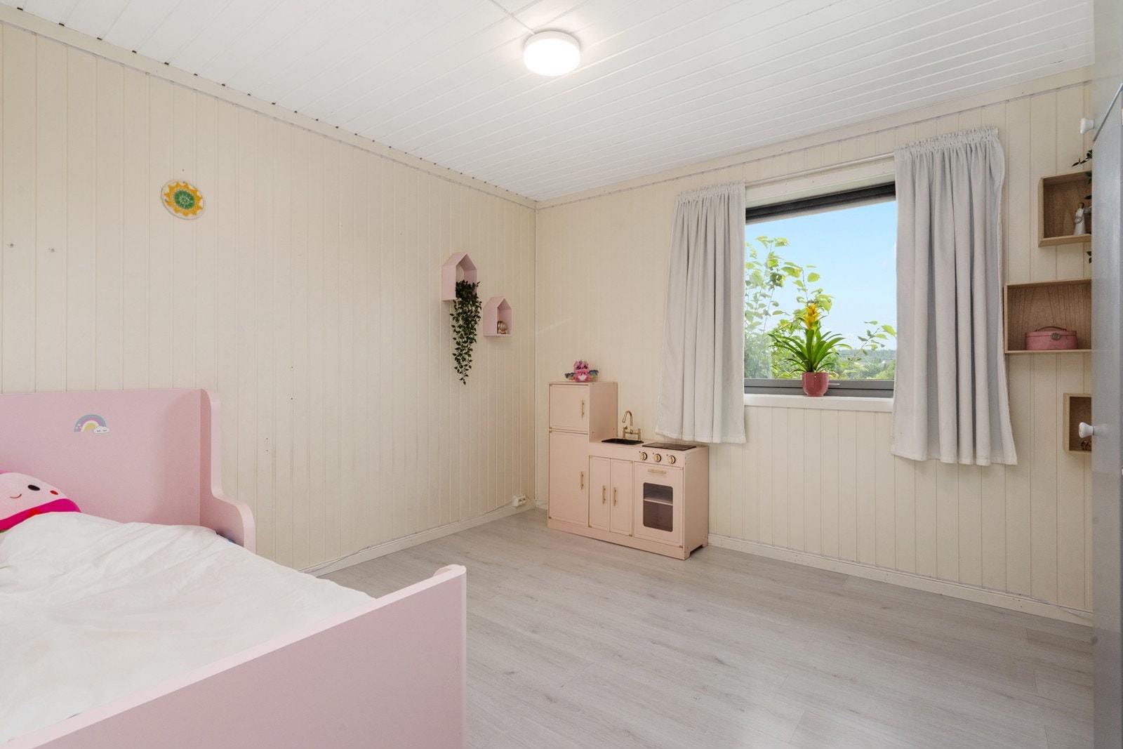 Et av soverommene i 1.etasje, med god plass til dobbeltseng og garderobeskap. Galleribilde