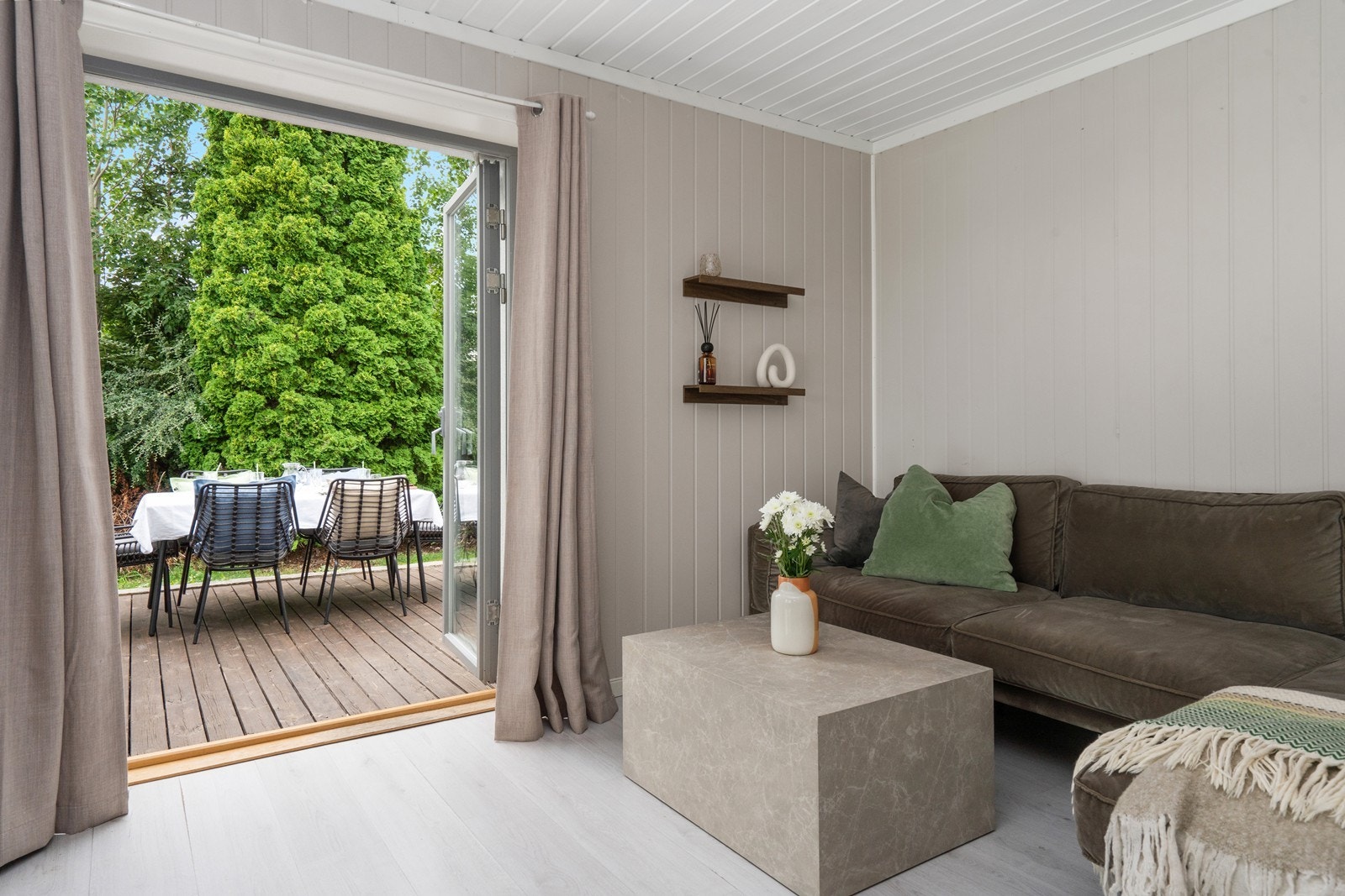 Store terrassedører åpner opp mot en romslig terrasse på 17 kvm. Galleribilde