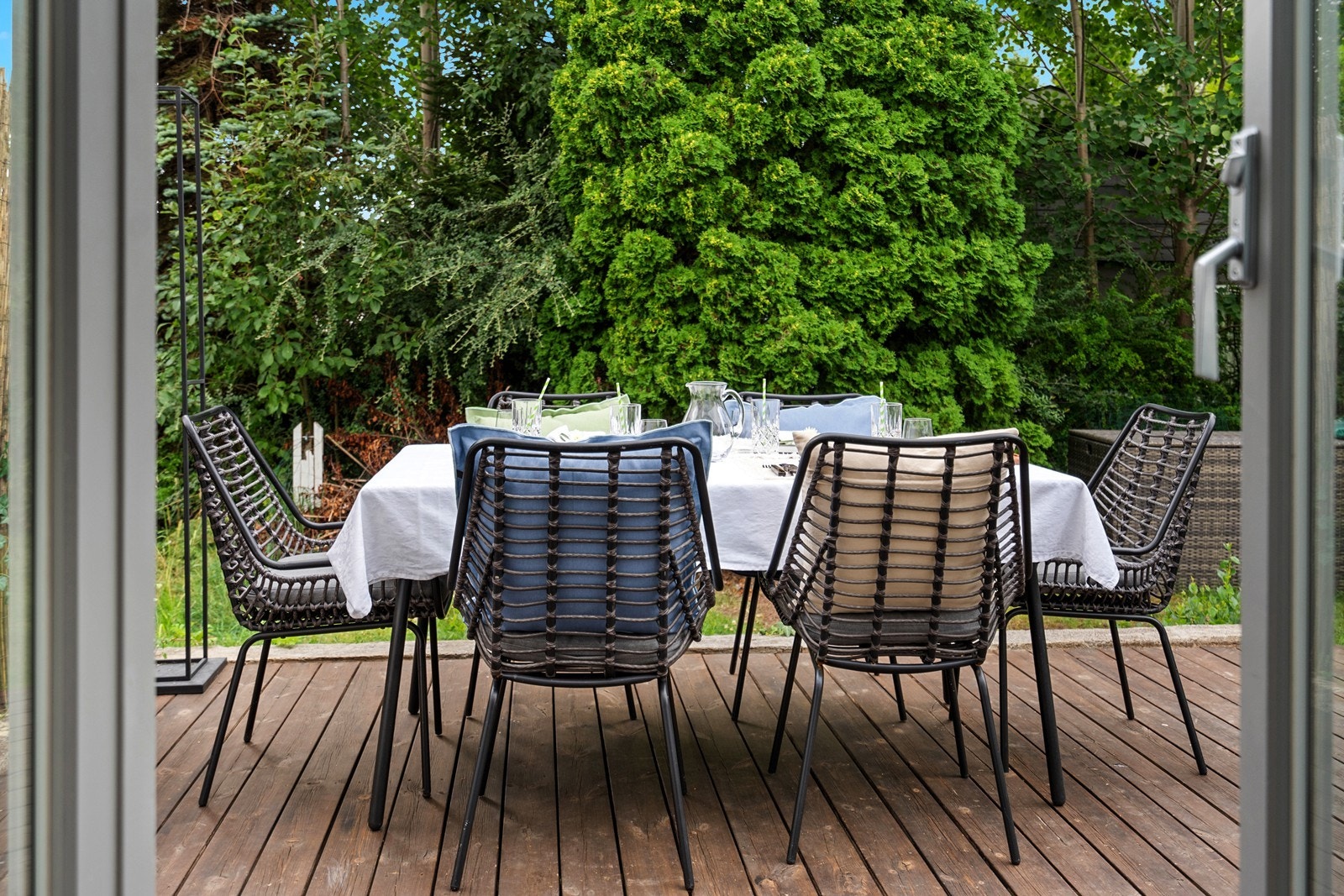 God plass til spisegruppe og utemøbler. Galleribilde