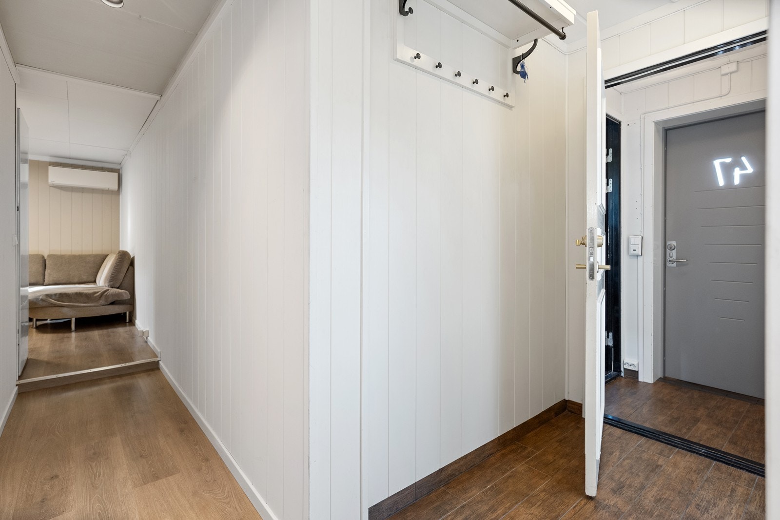 Den innredede uteleiedelen har adkomst fra felles entre. Det gjøres oppmerksom på at utleiedelen må bruksendres om dagens bruk skal opprettholdes. Galleribilde