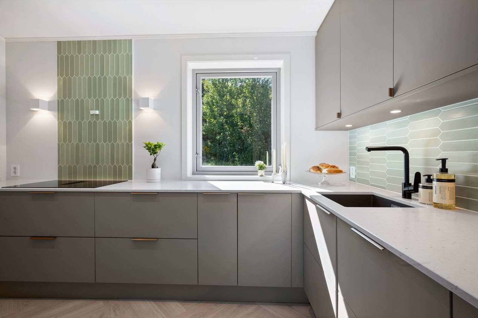 Totalrenovert kjøkken i 2024. Aubo kjøkken solgt av Montér. Galleribilde