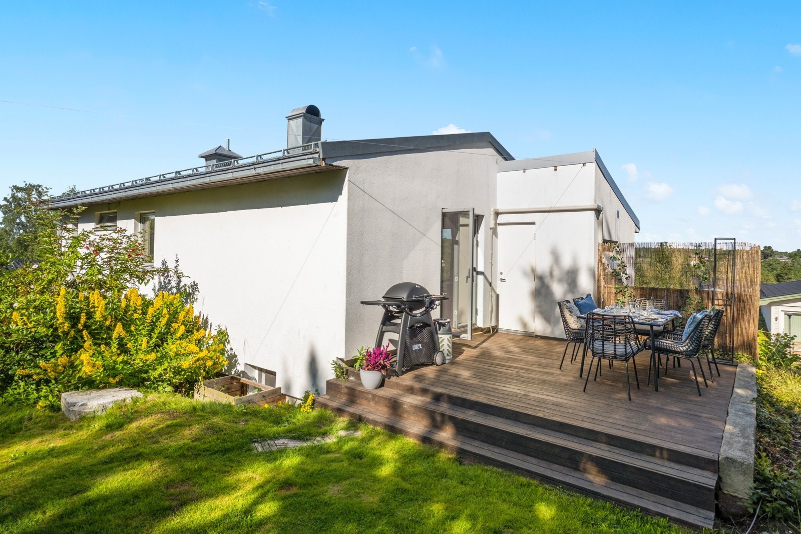 Det er gode sol- og lysforhold på tomten. Galleribilde