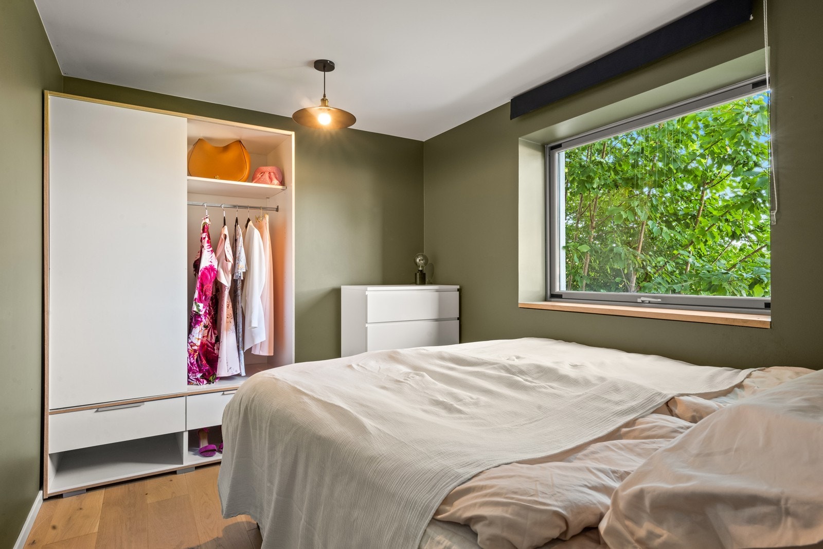 God plass til dobbeltseng og garderobeskap. Soverommet ble malt i 2024. Galleribilde