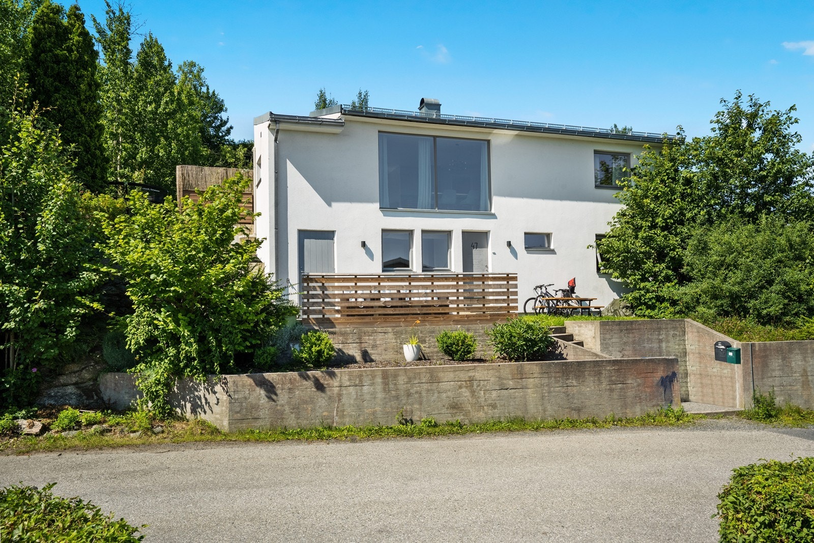 Praktisk med parkering rett utenfor inngangsdøren. Galleribilde