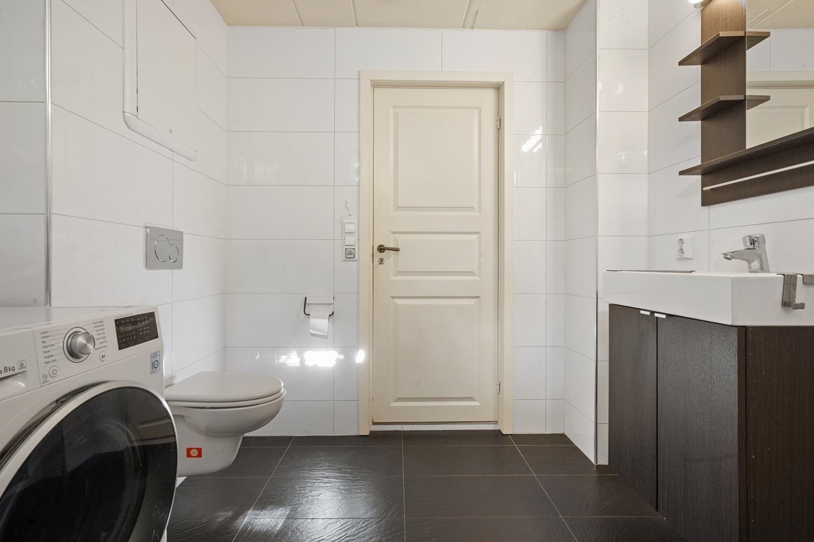 Rommet har innredning med nedfelt servant, veggfestet toalett, dusjhjørne og
opplegg for vaskemaskin. Galleribilde