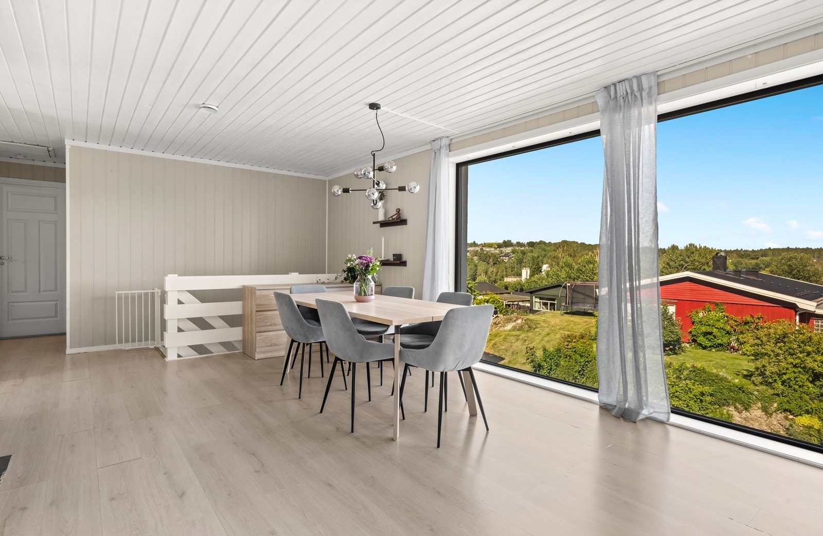 Romslig spiseplass med god plass til stort spisebord. Galleribilde