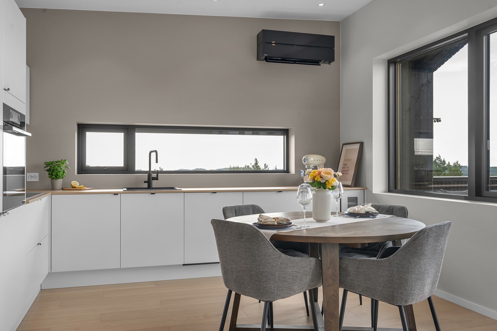 Nydelig kjøkken med god plass til spisebord for familie og venner. Vinskap er integrert. Galleribilde