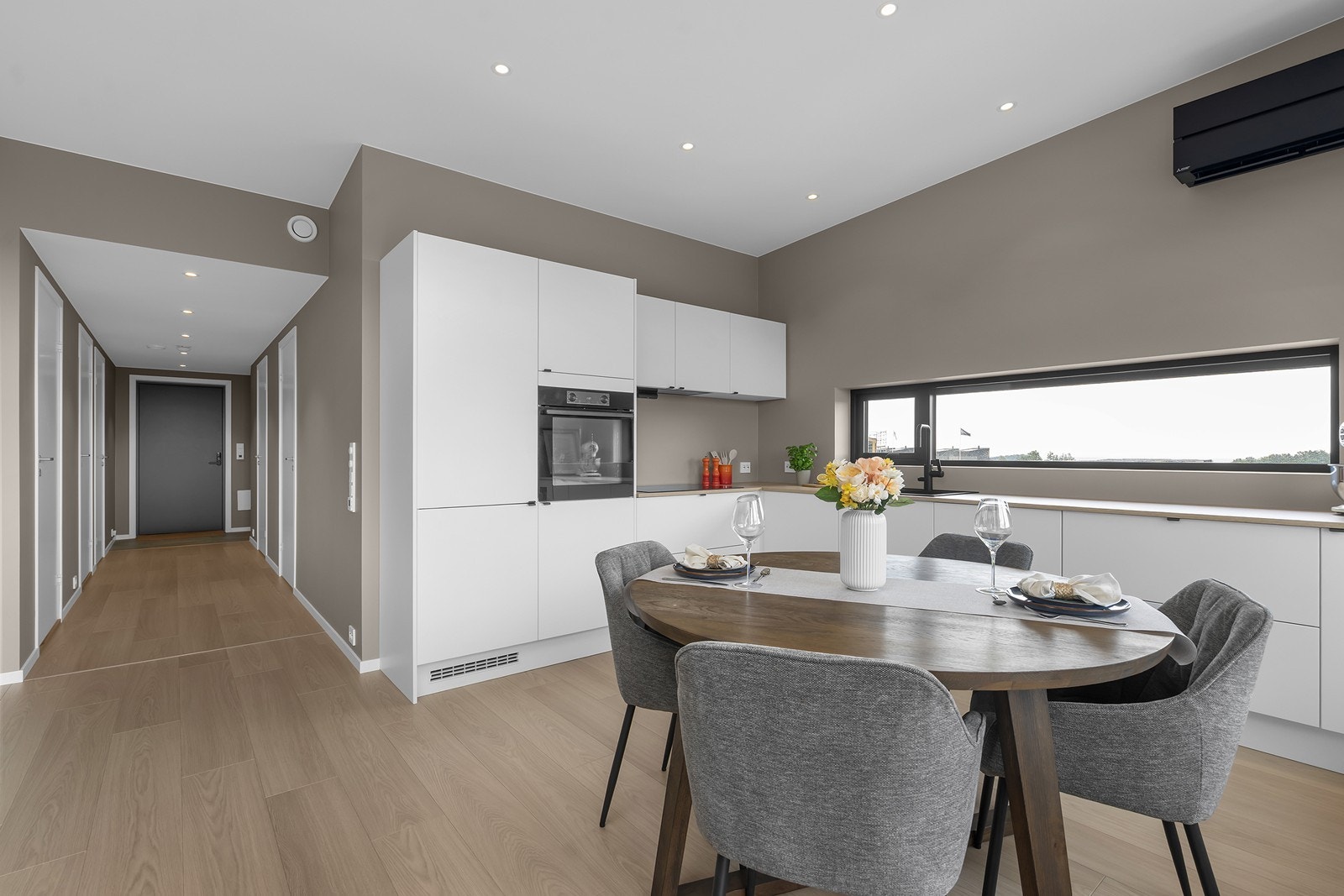 Lyst og lekkert kjøkken i åpen løsning mot stuen. Bred gang for møblering om ønskelig. Galleribilde