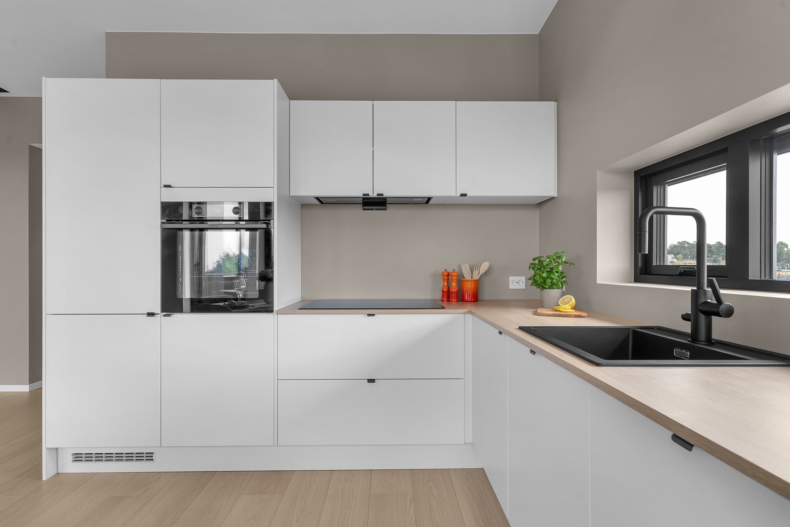 Kjøkkenet er oppgradert og har godt med skap og benkeplass. Galleribilde