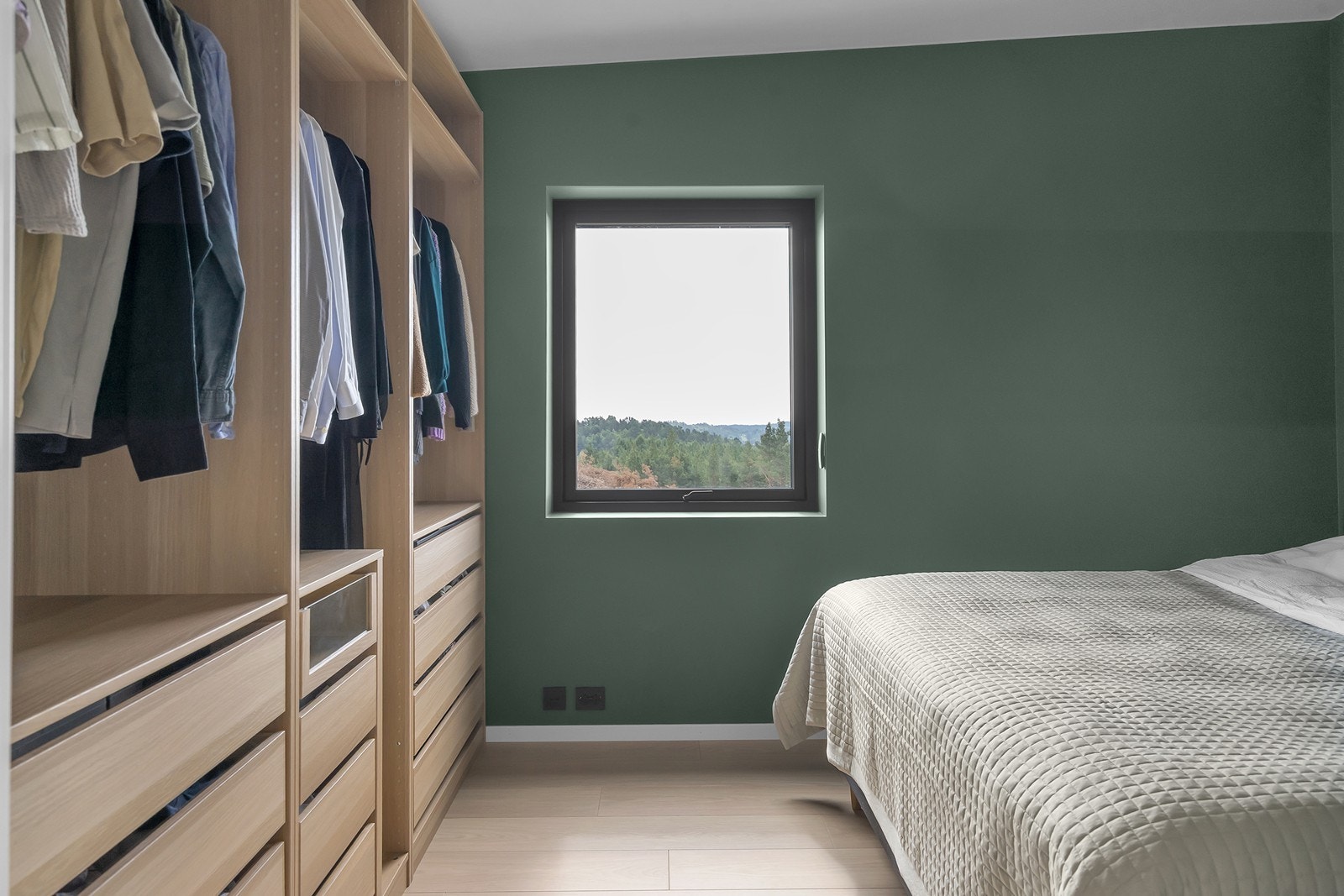 Soverom med plass til både garderobe og dobbeltseng. Galleribilde