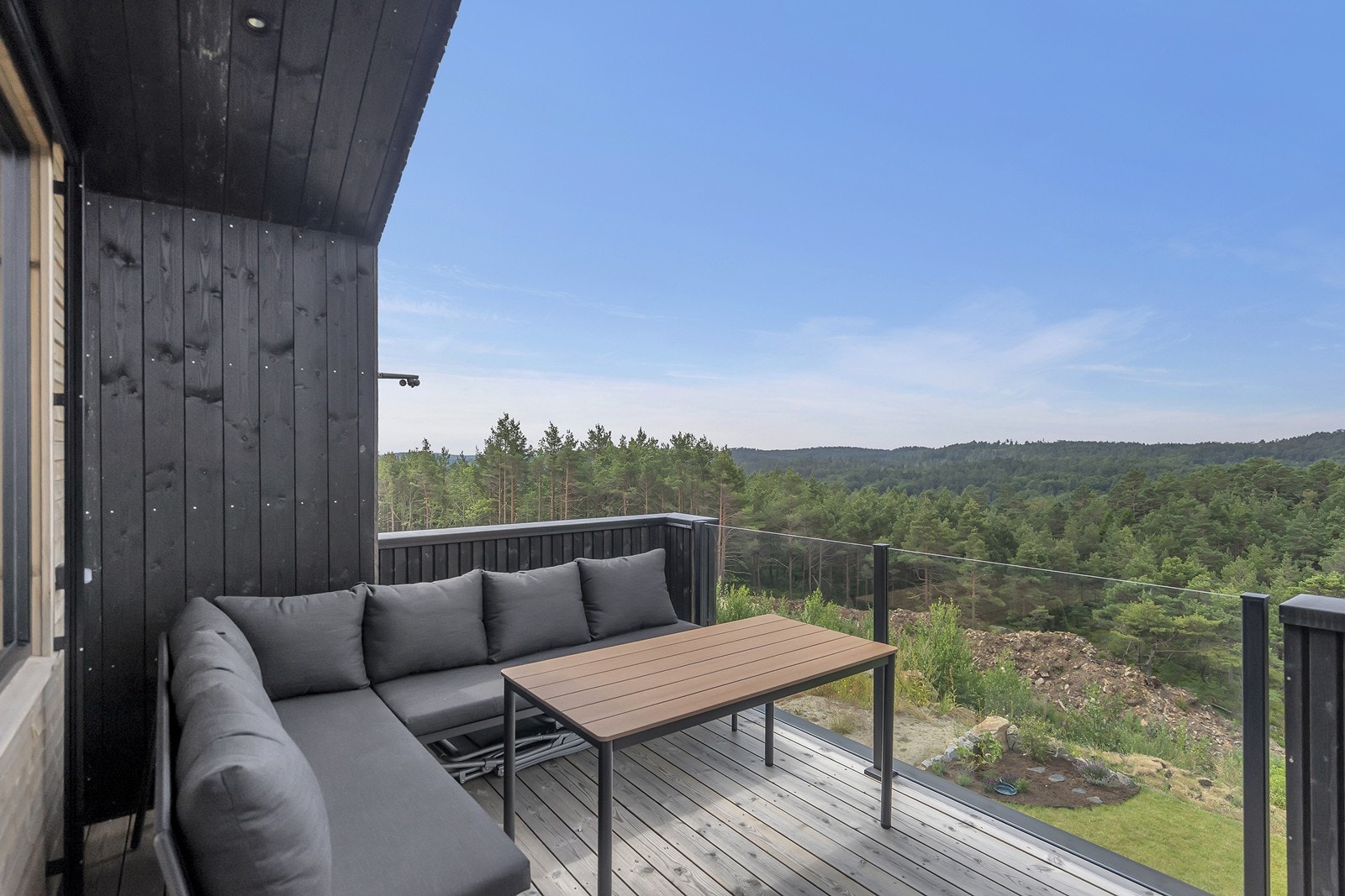 Usjenert og luftig balkong med god plass til møbler. Galleribilde