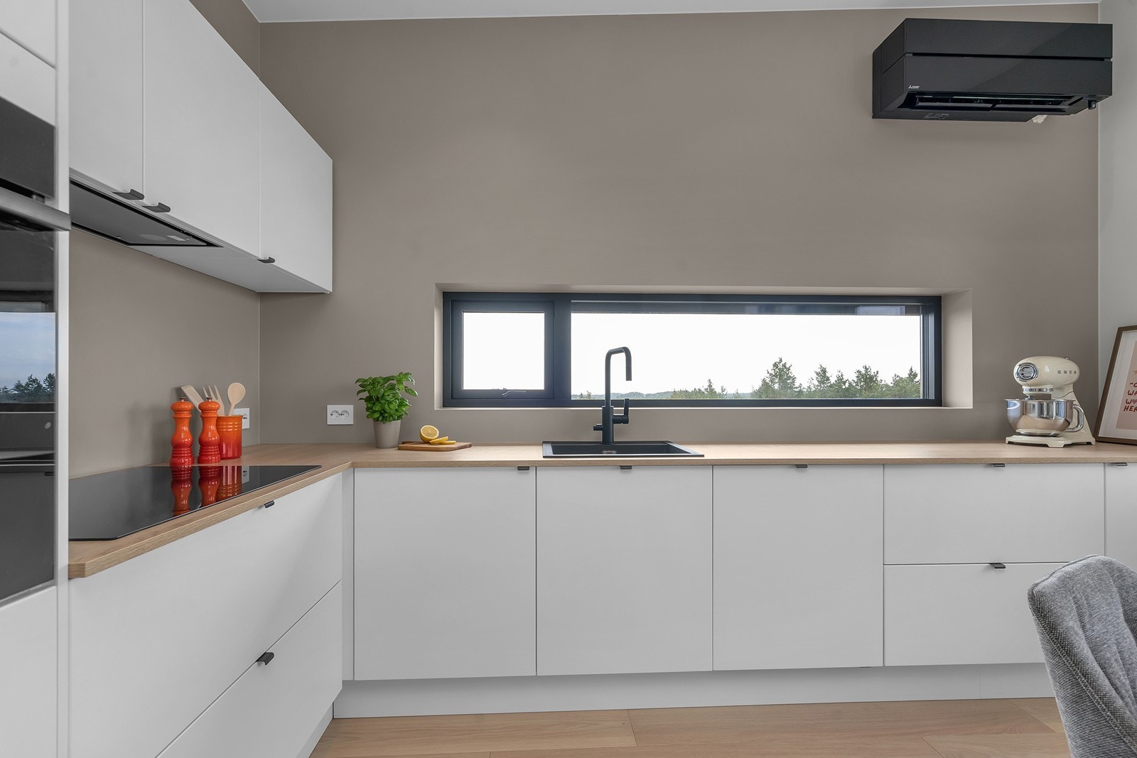 Nydelig kjøkken med godt med benke- og skapplass. (Varmepumpe er tatt ned etter ønske fra sameiet). Galleribilde