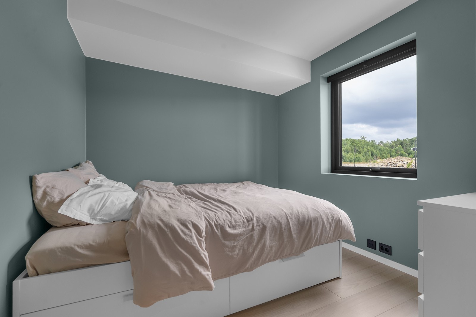 Soverom nummer to. Her er også god plass til dobbeltseng og annet møblement. Galleribilde