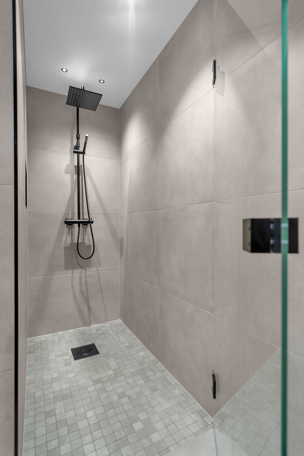 Flott dusj med integrert hylle på venstre side. Galleribilde