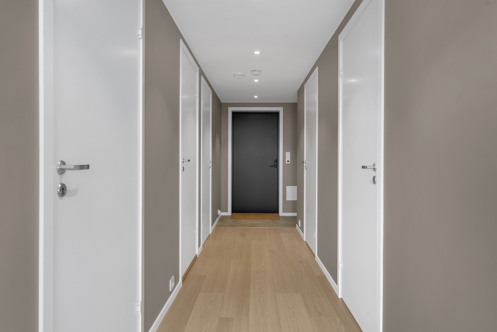 Fra entré er det inngang til bad, tre soverom og vaskerom/bod. Galleribilde