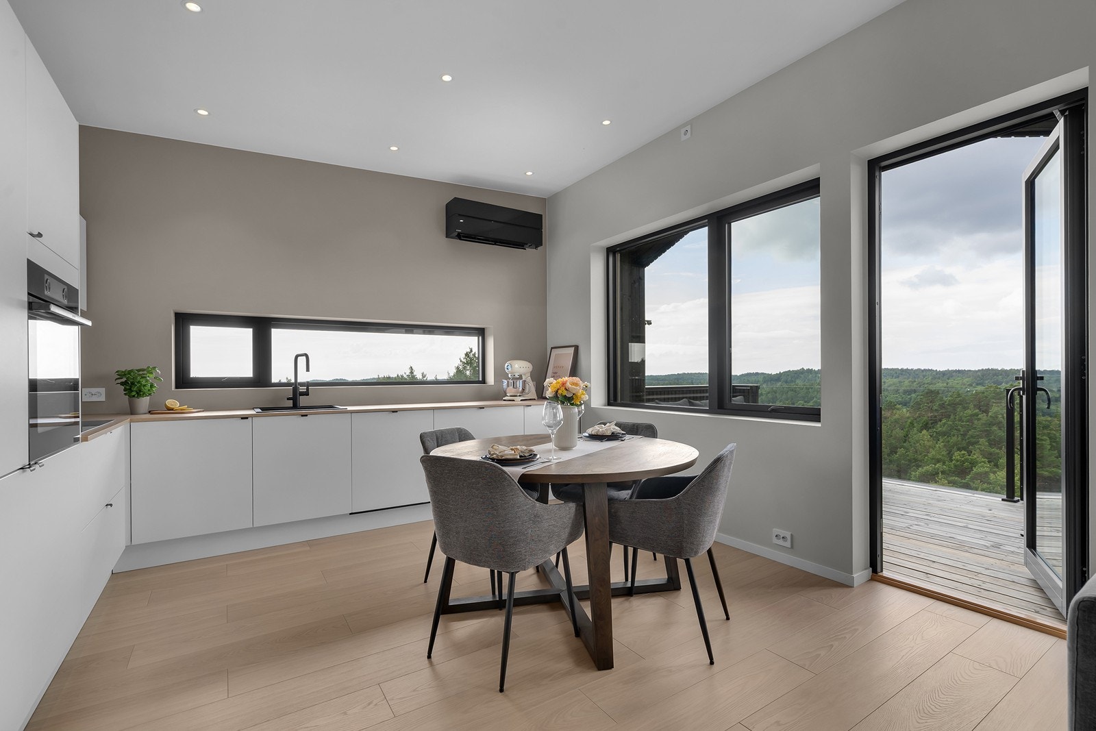 Fra stue/kjøkken er det utgang til balkong hvor du kan nyte sommerdager. Galleribilde