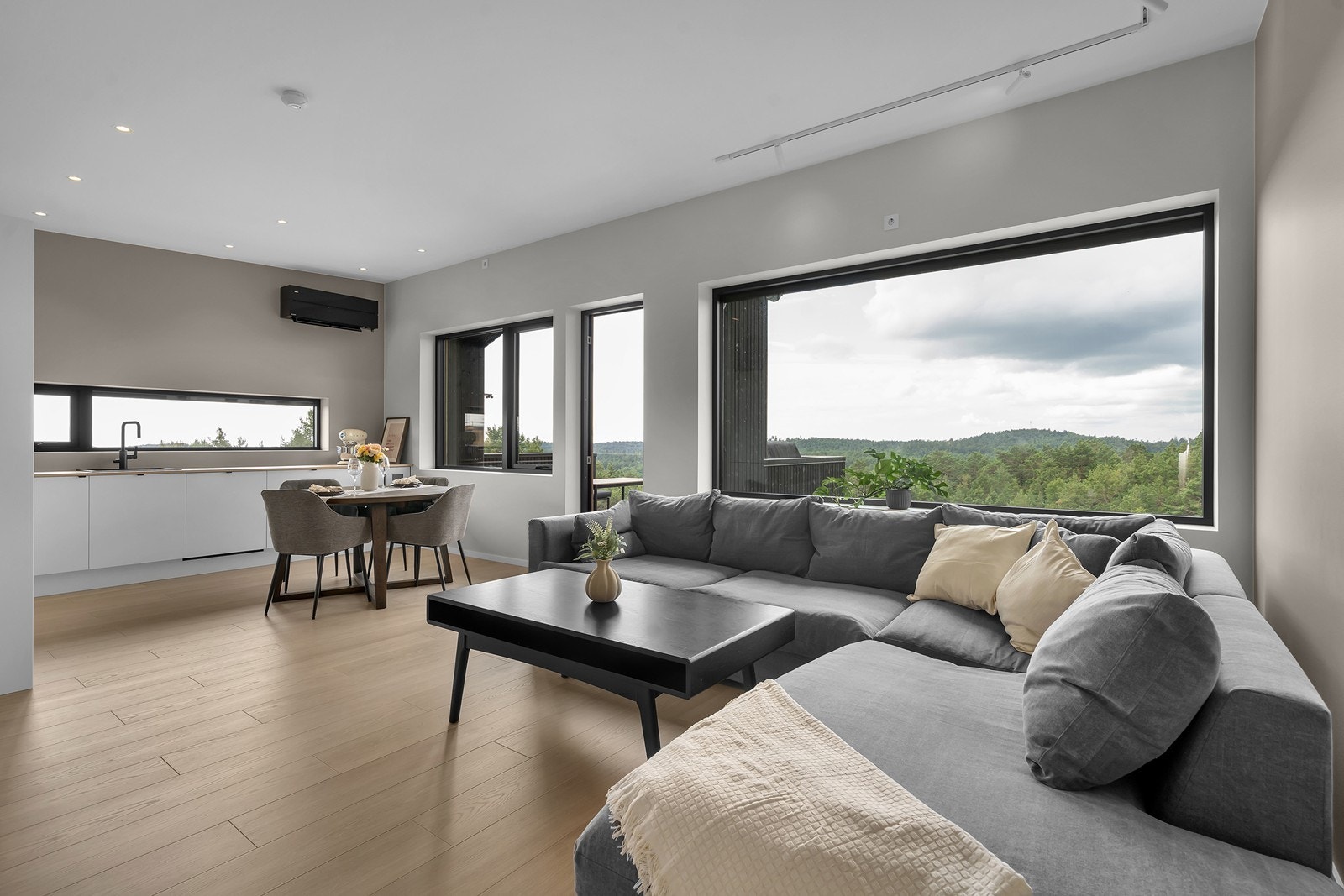 Store vinduer i stue og kjøkken skaper en god atmosfære og slipper inn godt med naturlig lys. Galleribilde