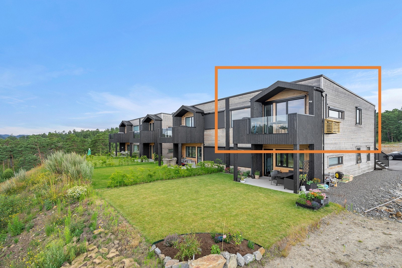 Leiligheten ligger i andre etasje og har nydelig utsyn over naturen i området. Galleribilde