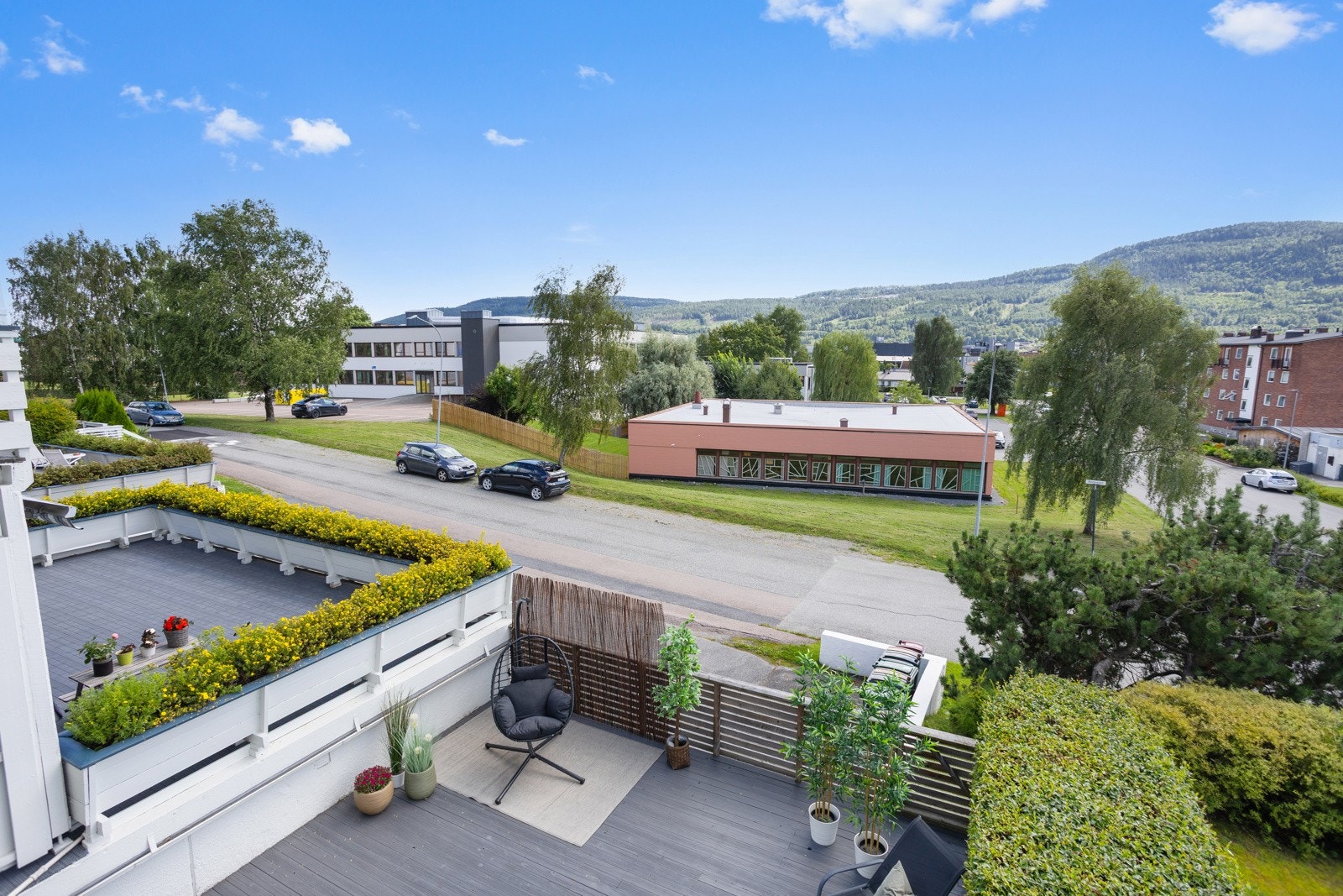 Fint utsikt fra balkongen | bildet viser også den deilige solrike terrrassen Galleribilde