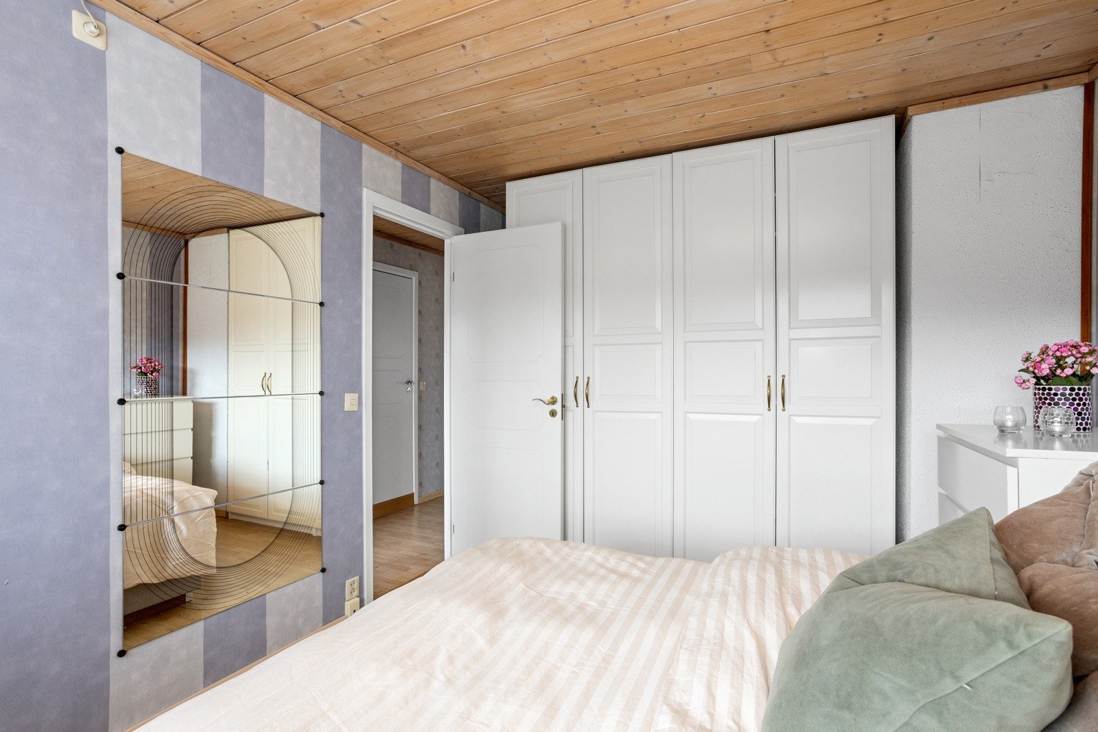 Stor garderobe i hovedsoverom Galleribilde