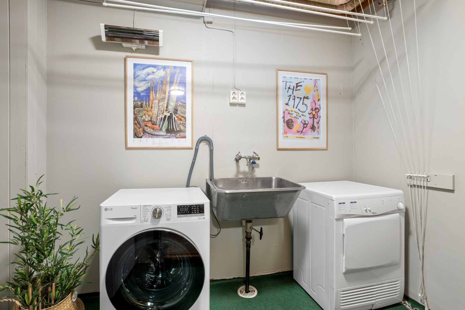 Godt vaskerom med kum og tørkemuligheter | i samme etasje er det en stor bod på ca. 10 kvm. Galleribilde