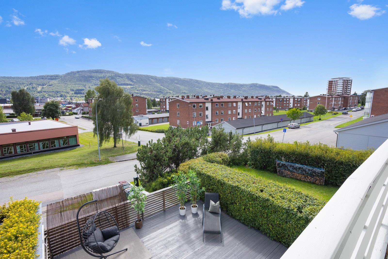Fint utsikt fra balkongen | bildet viser også den deilige solrike terrrassen Galleribilde