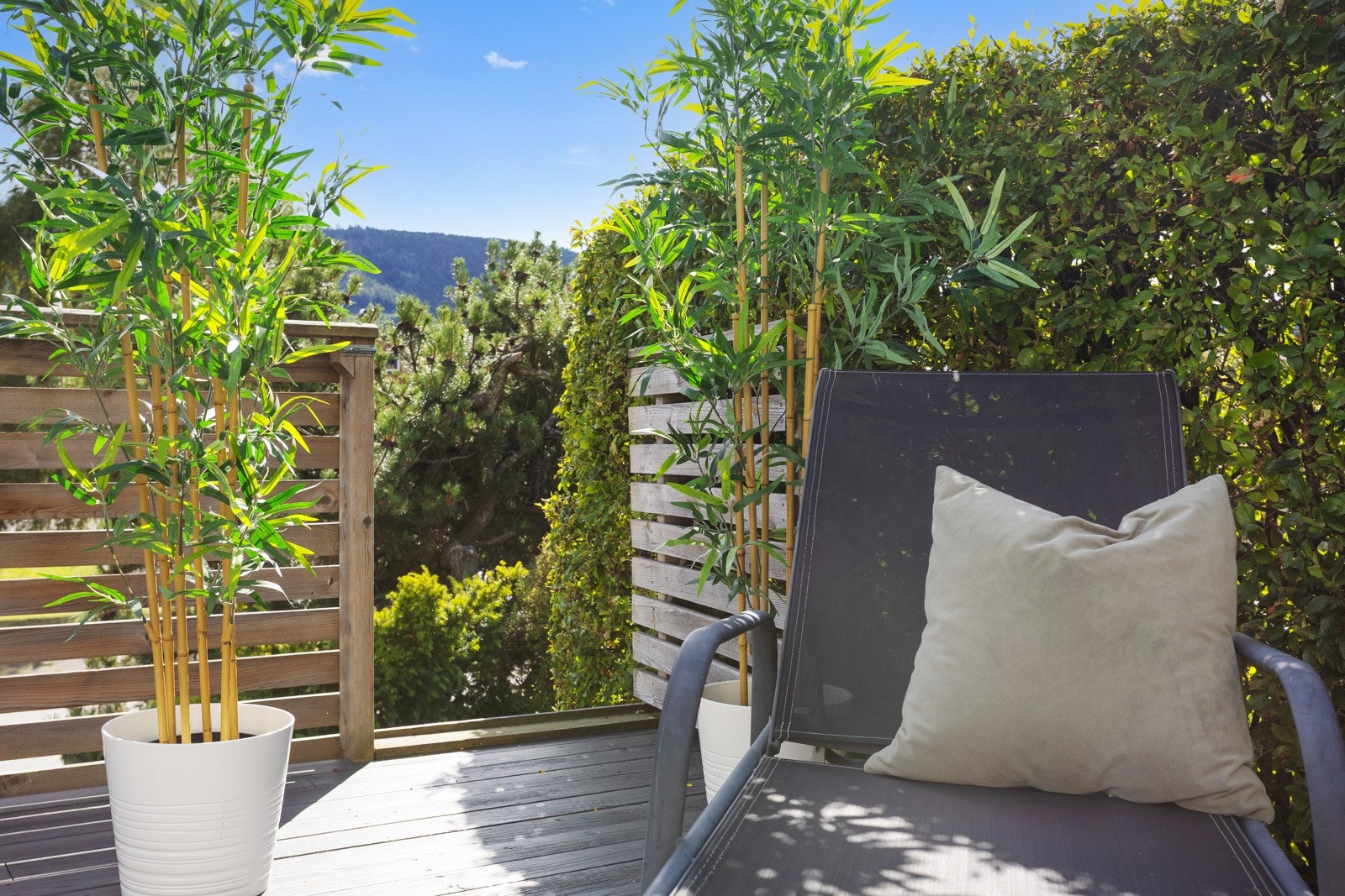 Fra terrassen er det trapper ned til garasjen Galleribilde