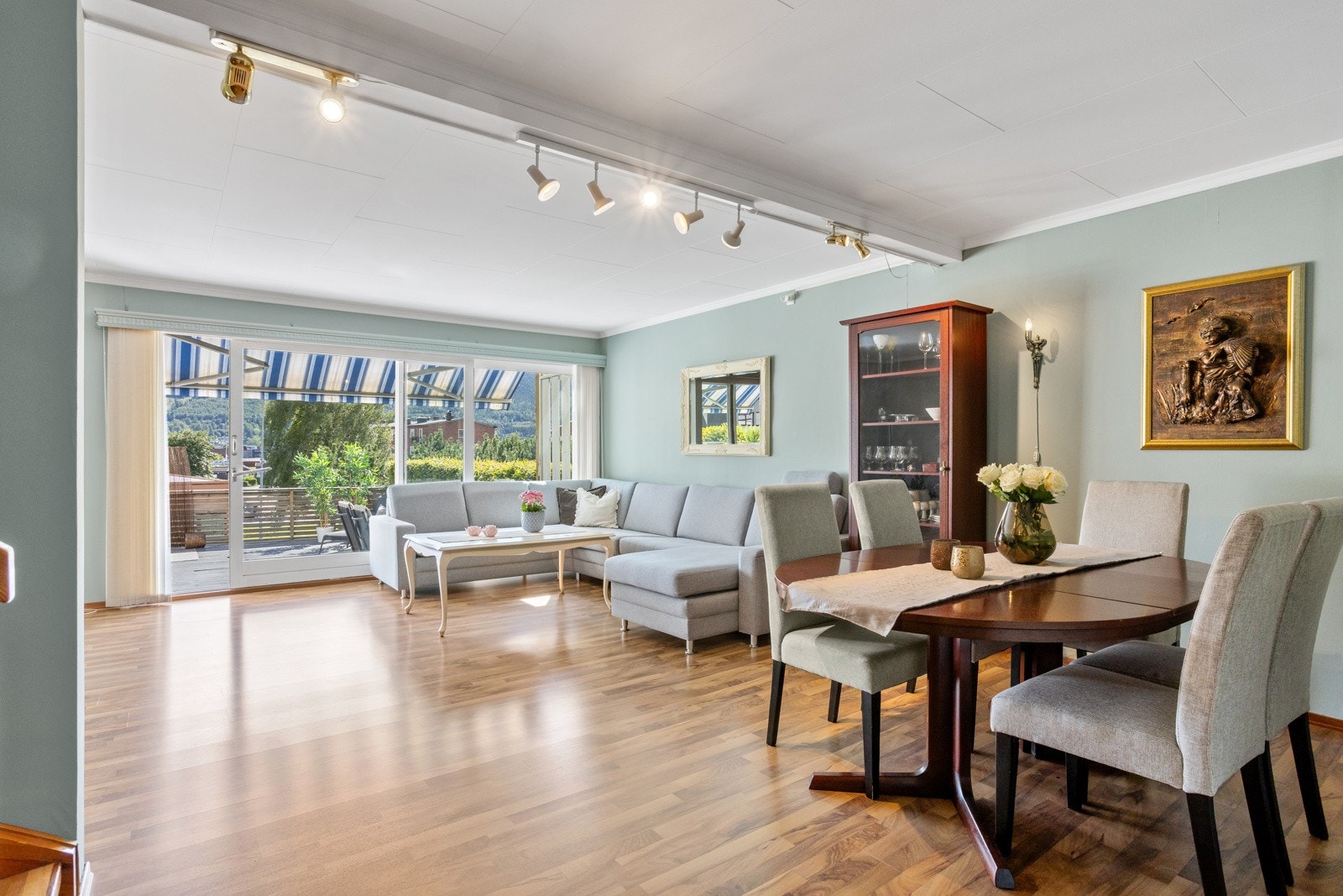 Stor stue med god plass til spisestue Galleribilde