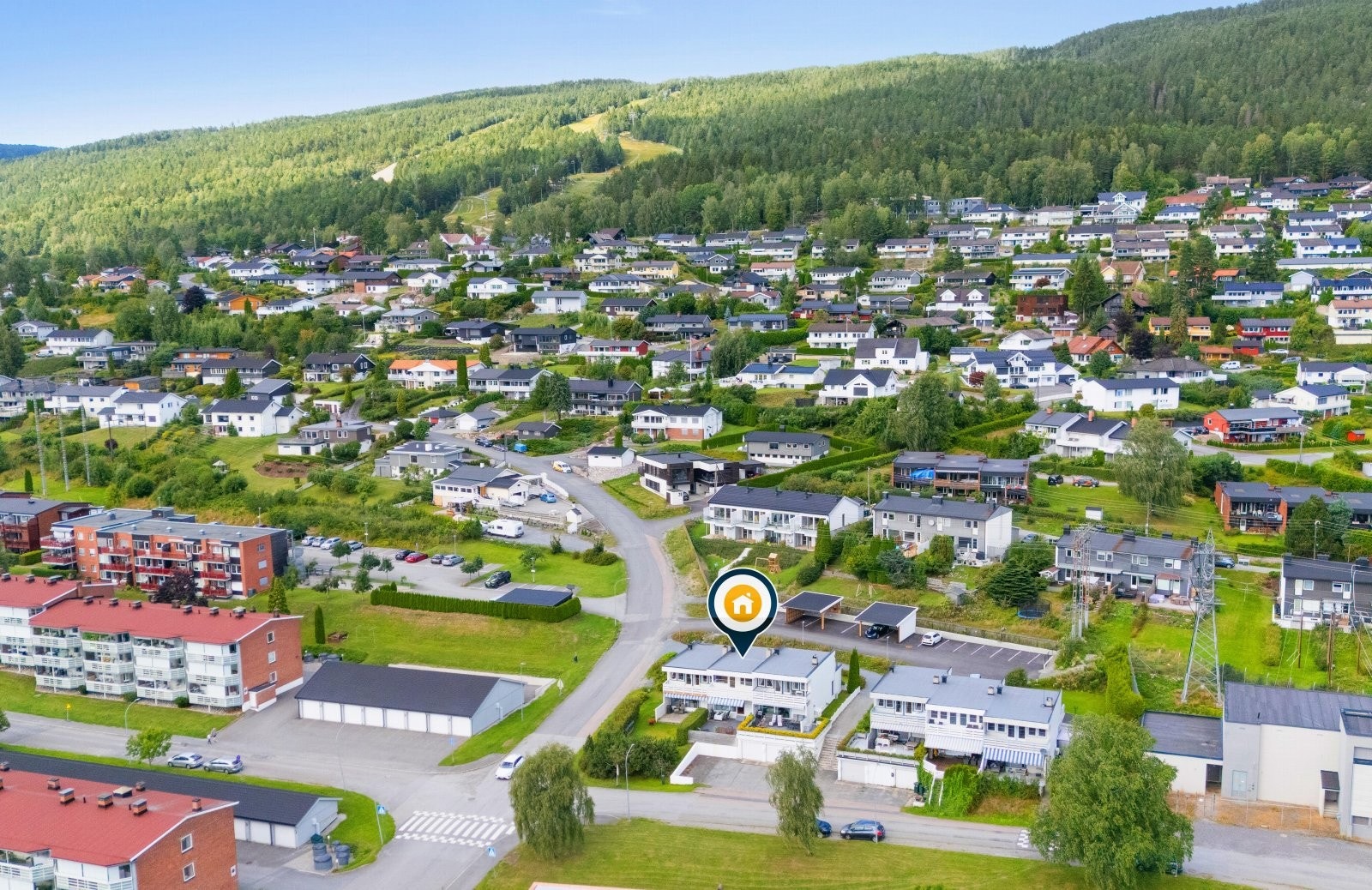 Kjedet enebolig i funkisstil med barnevennlig og gunstig plassering på en liten høyde | gåavstand til "alt": skole, barnehage, nærbutikk, buss, idrettsanlegg og alpinanlegg Galleribilde